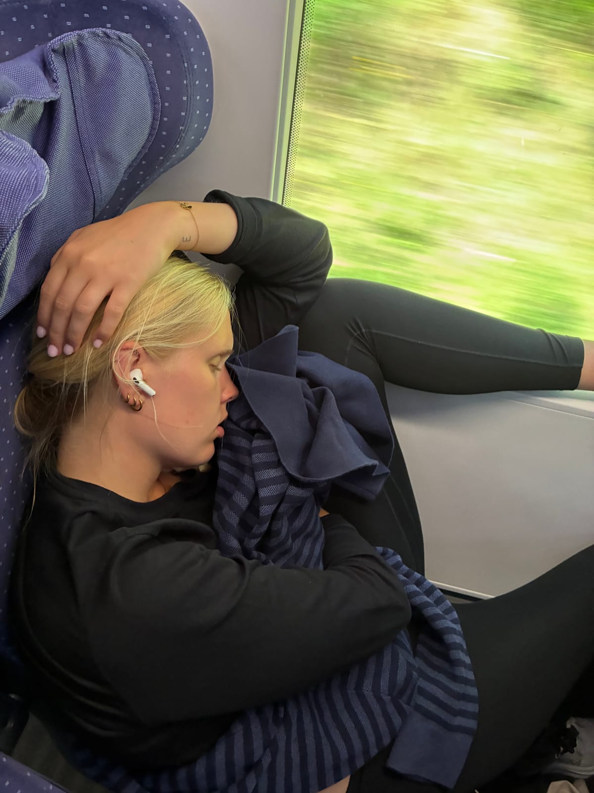 Hej bloggen!!
Första dagen på tågluffen är gjord och det har varit en dag min sagt. Vi starta starkt av att klockan ringde 03.30 och vi inser att tåget till Hamburg är inställt. Det blir snabba puckar och EN ersättningsbuss kom. Som tur är har Lajsa pondus så vi fick plats. Efter 4 h buss och 45 minuters färja var vi äntligen framme i Hamburg🇩🇪Vidare väntade 6 timmars tåg Hamburg-München som fördrevs mest med att sova. 14 timmar efter resan började kom vi äntligen fram till vårt hotel där det blev en dusch och sen direkt ut på stan för middag. Varför äta tysk mat när man är i Tyskland tänkte vi? Så det blev Turkiskt🤗Kvällen avslutas med lite obligatoriska sightseeing. I morgon väntar Innsbruck🇦🇹⛰️