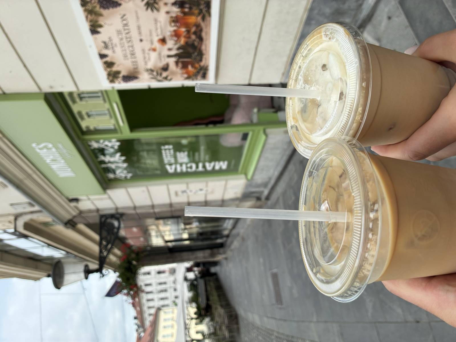 Hej på er!
Dag 6 av tågluffen bestod av att upptäcka Ljubljana. Var det så mycket att se? Nej. Hann vi se allt igår förutom slottet? Ja. 🙈
Idag blev det lite sovmorgon innan vi tog varsin bolt in till smeten. Där blev det varsin is latte på ett super fint café som hade plastsugrör 😍 Med varsin kaffe i handen blev det promenad till Ljubljana Castle där även varsin Lidl-sallad åts till lunch! Sen fick en av oss den briljanta idén att åka Urban train genom innerstan, ni kan ju gissa vem av oss det var 😂 Efter 1 h turisttåg hade någon av oss spring i benen så det blev lite utegym innan vi begav oss hem till hotellet. Till middag blev det arabisk mat, ni kan ju gissa vem av oss som valde det 😂 Mycket gott dock! Kvällen avslutades i vanlig ordning med kortspel🃏I morgon blir det utflykt till Lake Bled 🪸