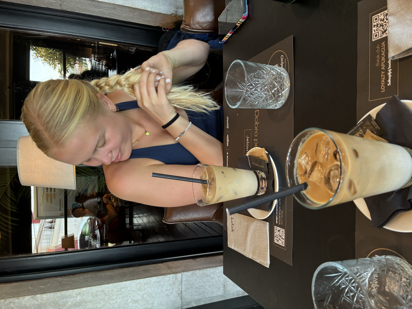 Hej alla!🙋♀️
Dagen har varit lång men äntligen är vi framme i Zadar🇭🇷 Vi startade dagen kl 08 med att ta ett tre timmars tåg till Rijeka, Kroatien. Här hade vi 3 timmar att fördriva tiden så vi tog våra ryggsäckar och åkte till närmsta strand. Det var en riktigt bra idé 😍 Havet var otroligt! Till lunch blev det chevapi och burgir, till efterrätt blev det varsin iskaffe. Lite sena fick vi springa till vår Flixbuss, vi hann, och nu väntade 4 långa timmar 🚌 Väl framme i Zadar checka vi in i vårt rum på 12 kvadratmeter. Som ni förstår är det väldigt litet för två ståtliga personer som oss 😂 Men det går fint. Vi handla självklart middag på ”Tommy Market”, blev dock inget märkvärdigt som ni ser på bilden ovan. Vi avsluta kvällen med att kolla vädret den kommande veckan och vi kom fram till att vi kommer klara oss fint här nere 😍 Så oroa er inte för oss ☀️☀️☀️☀️