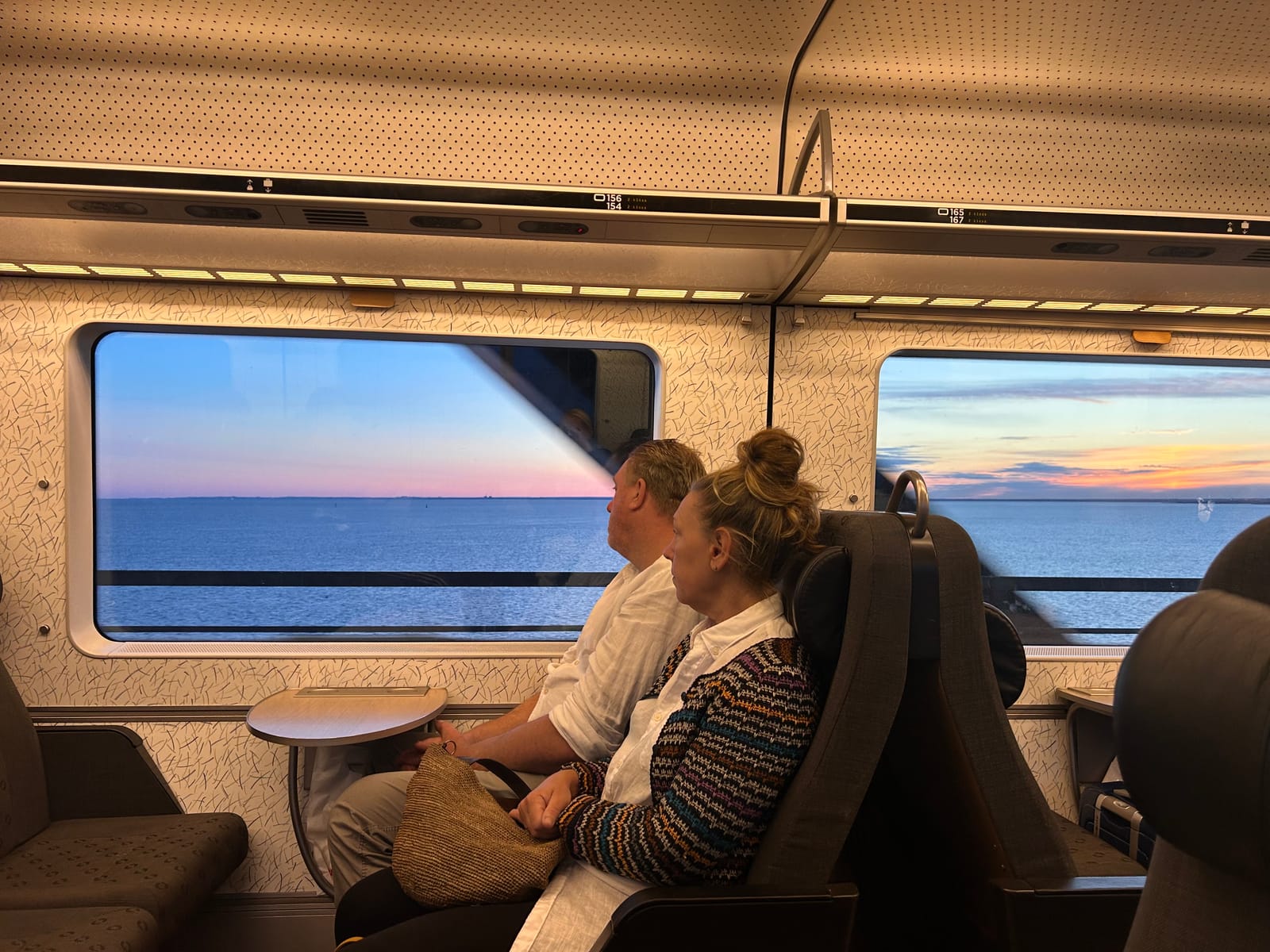 Hej bloggen!!
Första dagen på tågluffen är gjord och det har varit en dag min sagt. Vi starta starkt av att klockan ringde 03.30 och vi inser att tåget till Hamburg är inställt. Det blir snabba puckar och EN ersättningsbuss kom. Som tur är har Lajsa pondus så vi fick plats. Efter 4 h buss och 45 minuters färja var vi äntligen framme i Hamburg🇩🇪Vidare väntade 6 timmars tåg Hamburg-München som fördrevs mest med att sova. 14 timmar efter resan började kom vi äntligen fram till vårt hotel där det blev en dusch och sen direkt ut på stan för middag. Varför äta tysk mat när man är i Tyskland tänkte vi? Så det blev Turkiskt🤗Kvällen avslutas med lite obligatoriska sightseeing. I morgon väntar Innsbruck🇦🇹⛰️