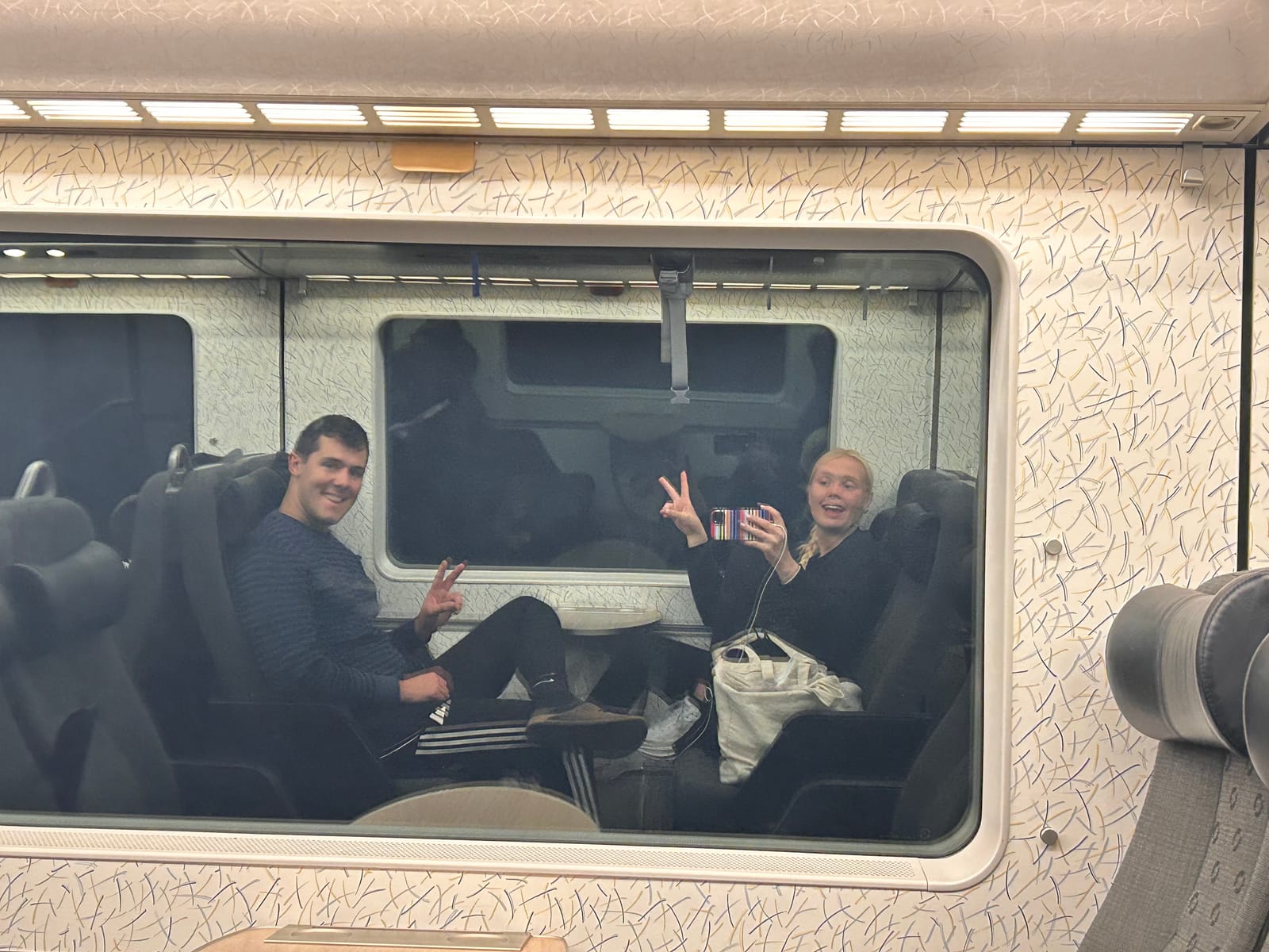 Hej bloggen!!
Första dagen på tågluffen är gjord och det har varit en dag min sagt. Vi starta starkt av att klockan ringde 03.30 och vi inser att tåget till Hamburg är inställt. Det blir snabba puckar och EN ersättningsbuss kom. Som tur är har Lajsa pondus så vi fick plats. Efter 4 h buss och 45 minuters färja var vi äntligen framme i Hamburg🇩🇪Vidare väntade 6 timmars tåg Hamburg-München som fördrevs mest med att sova. 14 timmar efter resan började kom vi äntligen fram till vårt hotel där det blev en dusch och sen direkt ut på stan för middag. Varför äta tysk mat när man är i Tyskland tänkte vi? Så det blev Turkiskt🤗Kvällen avslutas med lite obligatoriska sightseeing. I morgon väntar Innsbruck🇦🇹⛰️