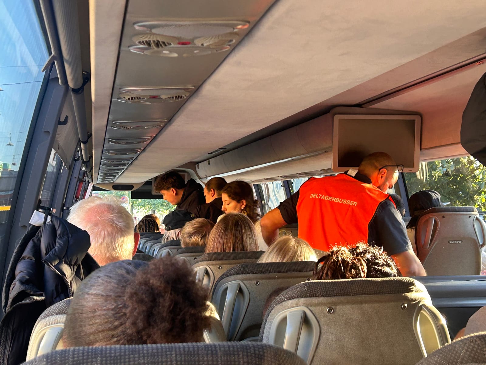 Hej bloggen!!
Första dagen på tågluffen är gjord och det har varit en dag min sagt. Vi starta starkt av att klockan ringde 03.30 och vi inser att tåget till Hamburg är inställt. Det blir snabba puckar och EN ersättningsbuss kom. Som tur är har Lajsa pondus så vi fick plats. Efter 4 h buss och 45 minuters färja var vi äntligen framme i Hamburg🇩🇪Vidare väntade 6 timmars tåg Hamburg-München som fördrevs mest med att sova. 14 timmar efter resan började kom vi äntligen fram till vårt hotel där det blev en dusch och sen direkt ut på stan för middag. Varför äta tysk mat när man är i Tyskland tänkte vi? Så det blev Turkiskt🤗Kvällen avslutas med lite obligatoriska sightseeing. I morgon väntar Innsbruck🇦🇹⛰️