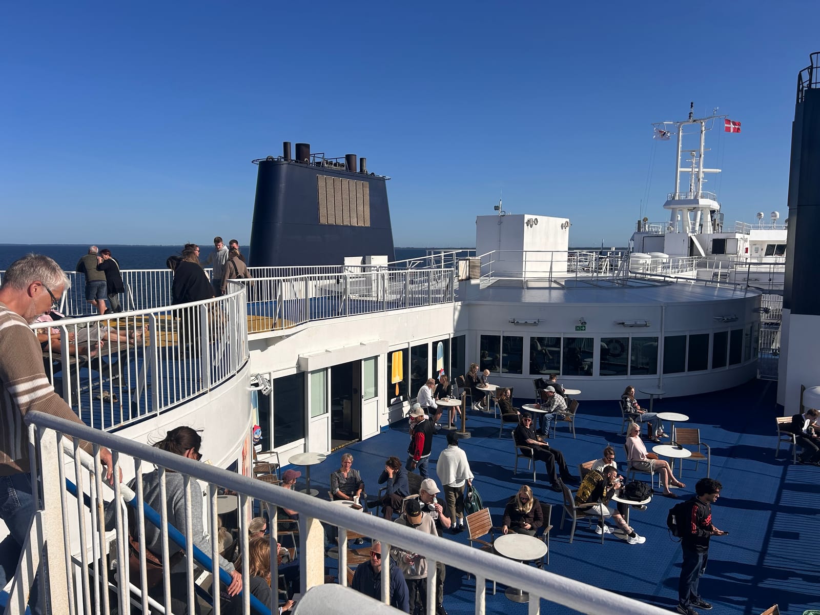 Hej bloggen!!
Första dagen på tågluffen är gjord och det har varit en dag min sagt. Vi starta starkt av att klockan ringde 03.30 och vi inser att tåget till Hamburg är inställt. Det blir snabba puckar och EN ersättningsbuss kom. Som tur är har Lajsa pondus så vi fick plats. Efter 4 h buss och 45 minuters färja var vi äntligen framme i Hamburg🇩🇪Vidare väntade 6 timmars tåg Hamburg-München som fördrevs mest med att sova. 14 timmar efter resan började kom vi äntligen fram till vårt hotel där det blev en dusch och sen direkt ut på stan för middag. Varför äta tysk mat när man är i Tyskland tänkte vi? Så det blev Turkiskt🤗Kvällen avslutas med lite obligatoriska sightseeing. I morgon väntar Innsbruck🇦🇹⛰️
