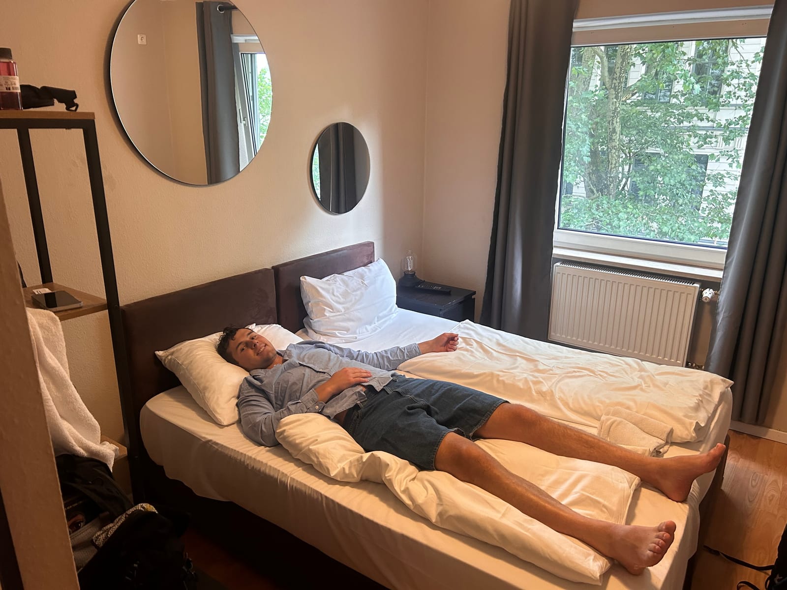 Hej bloggen!!
Första dagen på tågluffen är gjord och det har varit en dag min sagt. Vi starta starkt av att klockan ringde 03.30 och vi inser att tåget till Hamburg är inställt. Det blir snabba puckar och EN ersättningsbuss kom. Som tur är har Lajsa pondus så vi fick plats. Efter 4 h buss och 45 minuters färja var vi äntligen framme i Hamburg🇩🇪Vidare väntade 6 timmars tåg Hamburg-München som fördrevs mest med att sova. 14 timmar efter resan började kom vi äntligen fram till vårt hotel där det blev en dusch och sen direkt ut på stan för middag. Varför äta tysk mat när man är i Tyskland tänkte vi? Så det blev Turkiskt🤗Kvällen avslutas med lite obligatoriska sightseeing. I morgon väntar Innsbruck🇦🇹⛰️