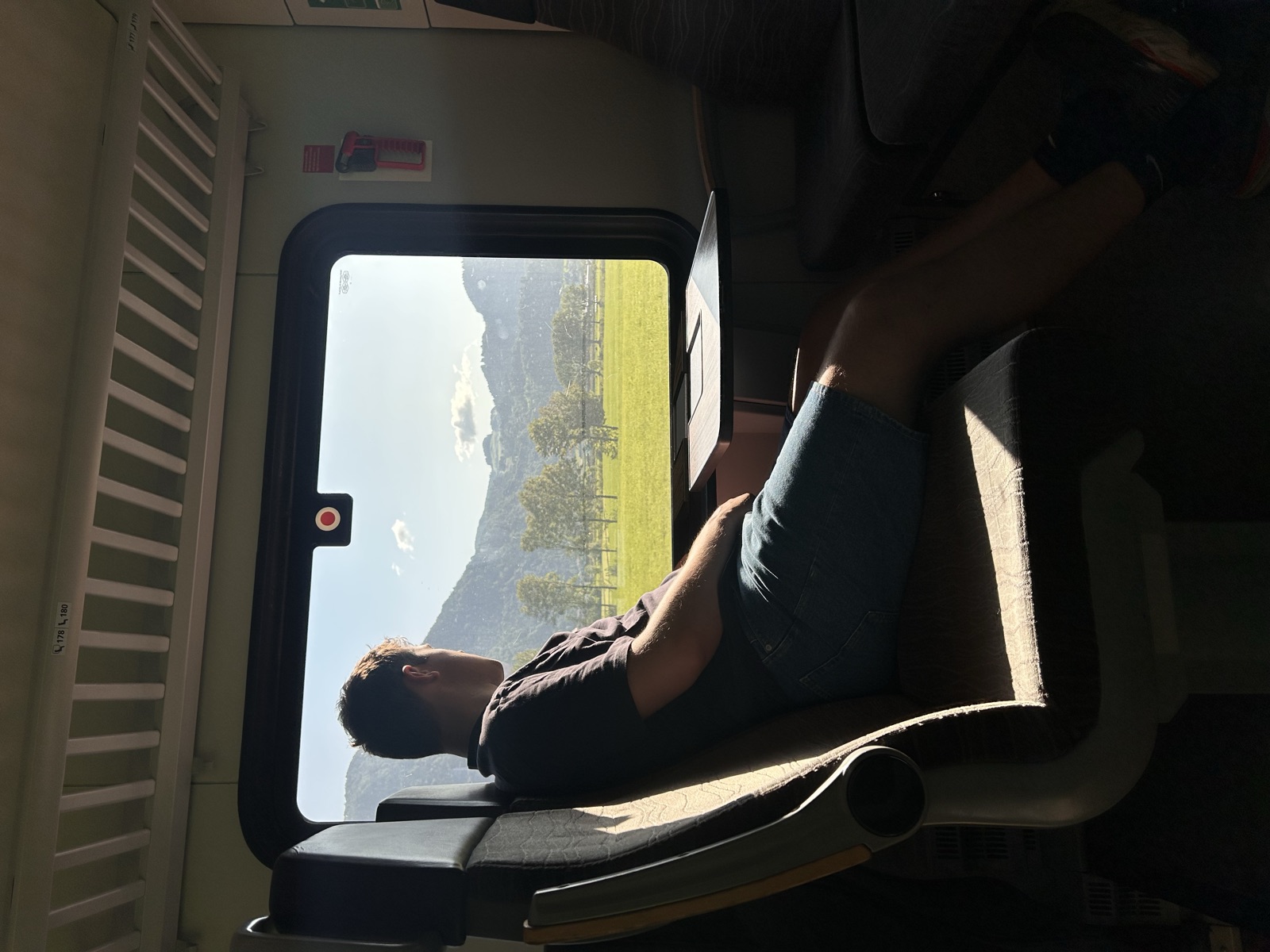 Hej alla followers! ✌🏼😜
Dag två på tågluffen och det går som på räls🙈Vi checkade ut 07 och begav oss mot Hauptbahnhof för att ta oss mot Innsbruck. Vi insåg att vi inte fick tillgång till lägenheten förens 16 så det blev spontant ändrade planer. Vi stannade i en by som heter Jenbach. Där blev det bad i Achensee och en god lunch. Väl framme i Innsbruck blev det lite utegym och handling innan det var dags att bege sig mot lägenheten. En timmes nap kan vi erkänna att det blev innan det var dags för middag. Till middag blev det självklart var sin Schnitzel och sen avsluta vi kvällen med varsin glass🍦Imorgon blir det vandring i bergen⛰️