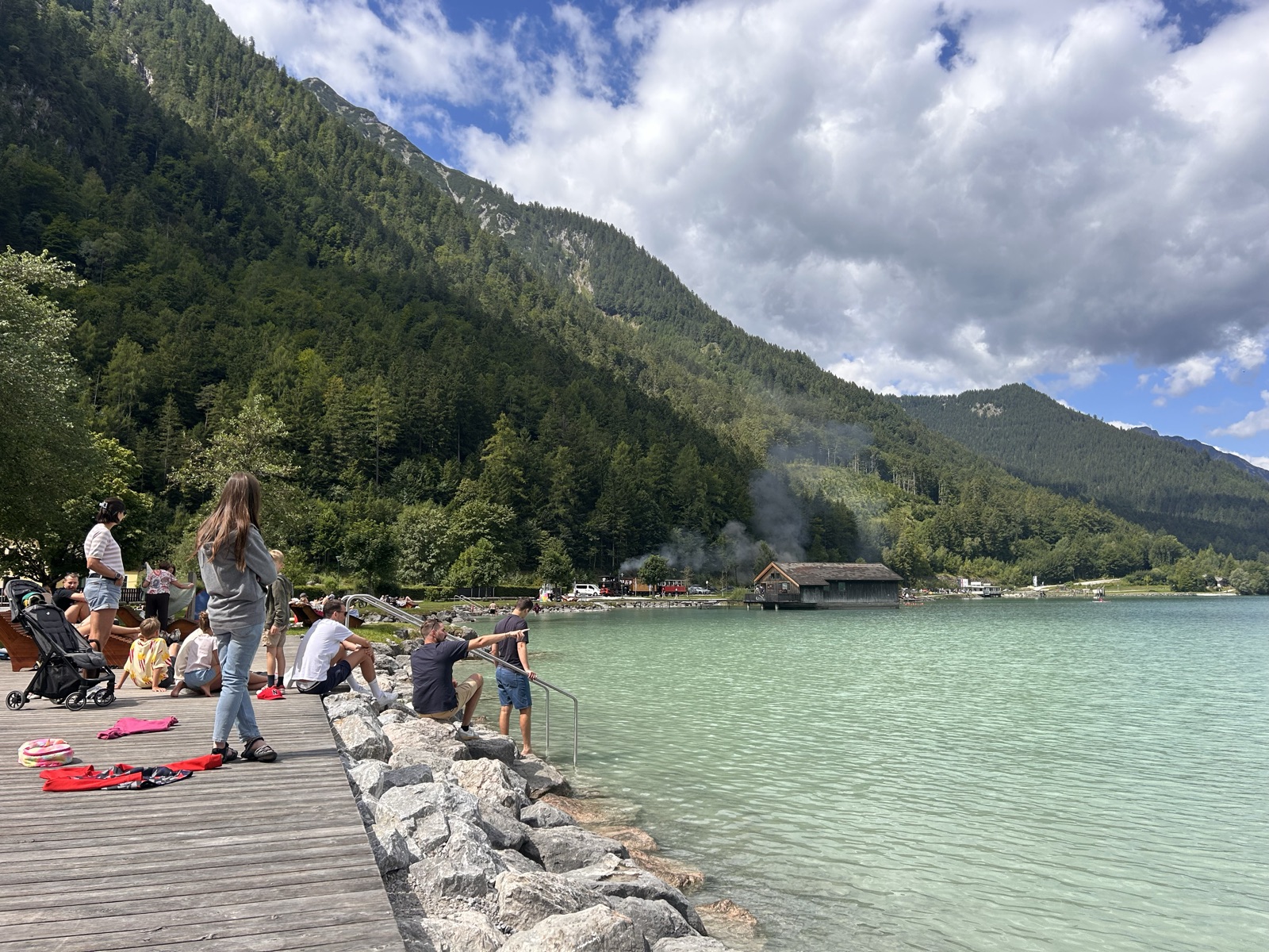 Hej alla followers! ✌🏼😜
Dag två på tågluffen och det går som på räls🙈Vi checkade ut 07 och begav oss mot Hauptbahnhof för att ta oss mot Innsbruck. Vi insåg att vi inte fick tillgång till lägenheten förens 16 så det blev spontant ändrade planer. Vi stannade i en by som heter Jenbach. Där blev det bad i Achensee och en god lunch. Väl framme i Innsbruck blev det lite utegym och handling innan det var dags att bege sig mot lägenheten. En timmes nap kan vi erkänna att det blev innan det var dags för middag. Till middag blev det självklart var sin Schnitzel och sen avsluta vi kvällen med varsin glass🍦Imorgon blir det vandring i bergen⛰️