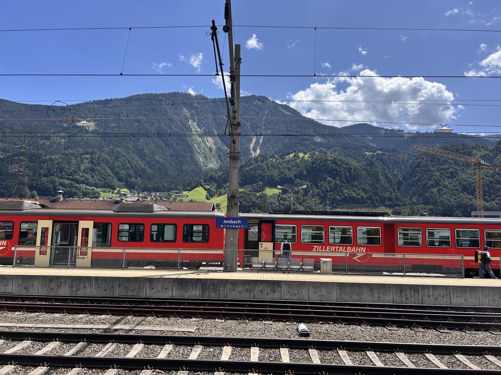 Hej alla followers! ✌🏼😜
Dag två på tågluffen och det går som på räls🙈Vi checkade ut 07 och begav oss mot Hauptbahnhof för att ta oss mot Innsbruck. Vi insåg att vi inte fick tillgång till lägenheten förens 16 så det blev spontant ändrade planer. Vi stannade i en by som heter Jenbach. Där blev det bad i Achensee och en god lunch. Väl framme i Innsbruck blev det lite utegym och handling innan det var dags att bege sig mot lägenheten. En timmes nap kan vi erkänna att det blev innan det var dags för middag. Till middag blev det självklart var sin Schnitzel och sen avsluta vi kvällen med varsin glass🍦Imorgon blir det vandring i bergen⛰️