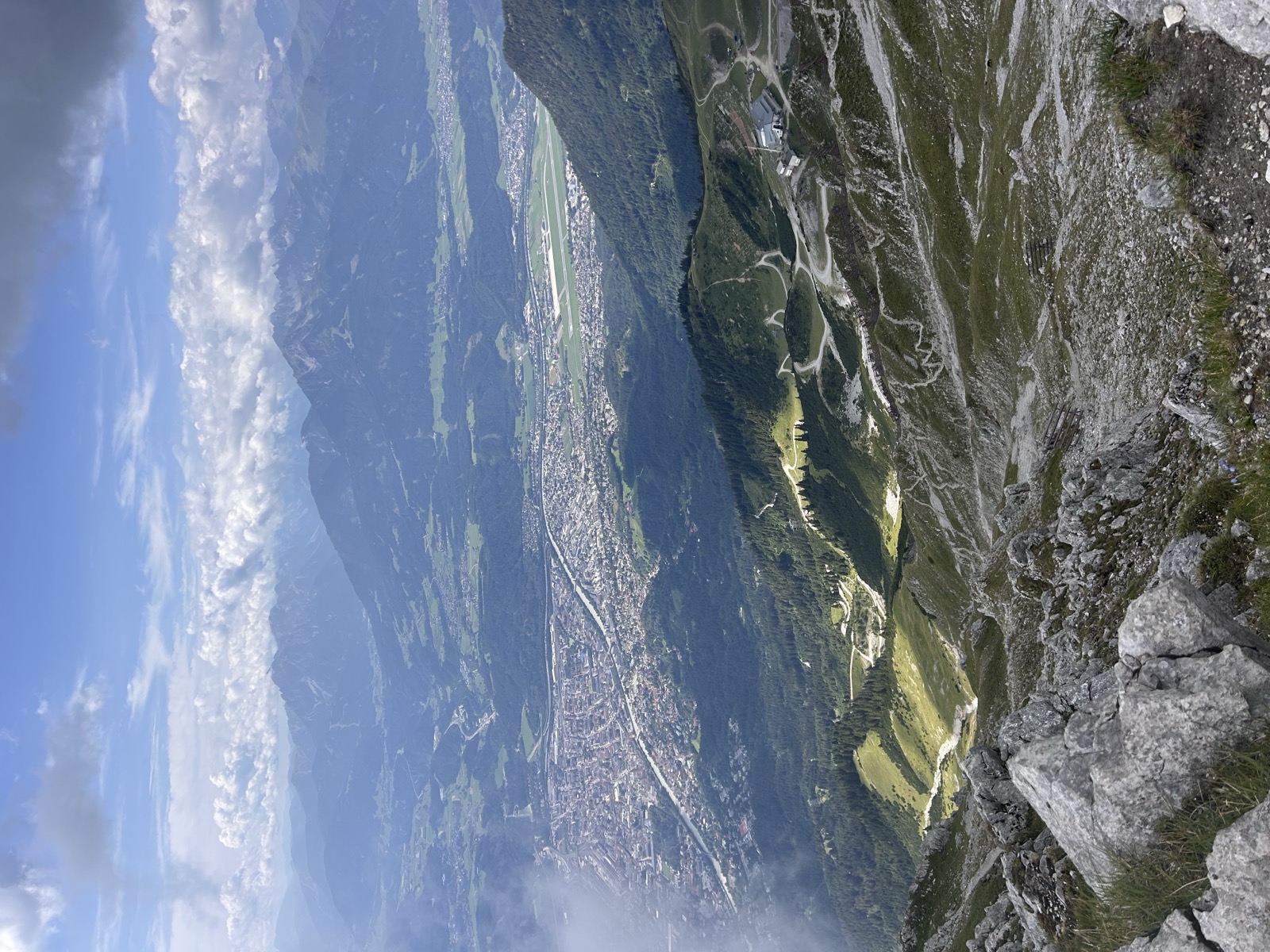 Guten Abend allihopa!
Idag har dagen vi pratat om till slut kommit. Vi skulle äntligen få vandra i bergen ⛰️ Dagen startade med frukost och sen en buss mot gondolens startstation. Vi blåste hela vägen upp till toppen och WOW vilken utsikt 😍 När vi var färdiga på toppen blev det en station ner med gondolen för ännu en schnitzel, där bestämde vi oss för att gå ner till starten. 1000 höjdmeter senare ifrågasatte vi vårt val. Trötta efter 3 h gång i nedförsbacke bar det av hemåt för dusch och middag. Emil bjöd på pasta med färdig tomatsås. Det blir en tidig kväll idag för oss som nedstigit 1/8 av Mt Everest 🙈 Hoppas ni har det bra där hemma 😇