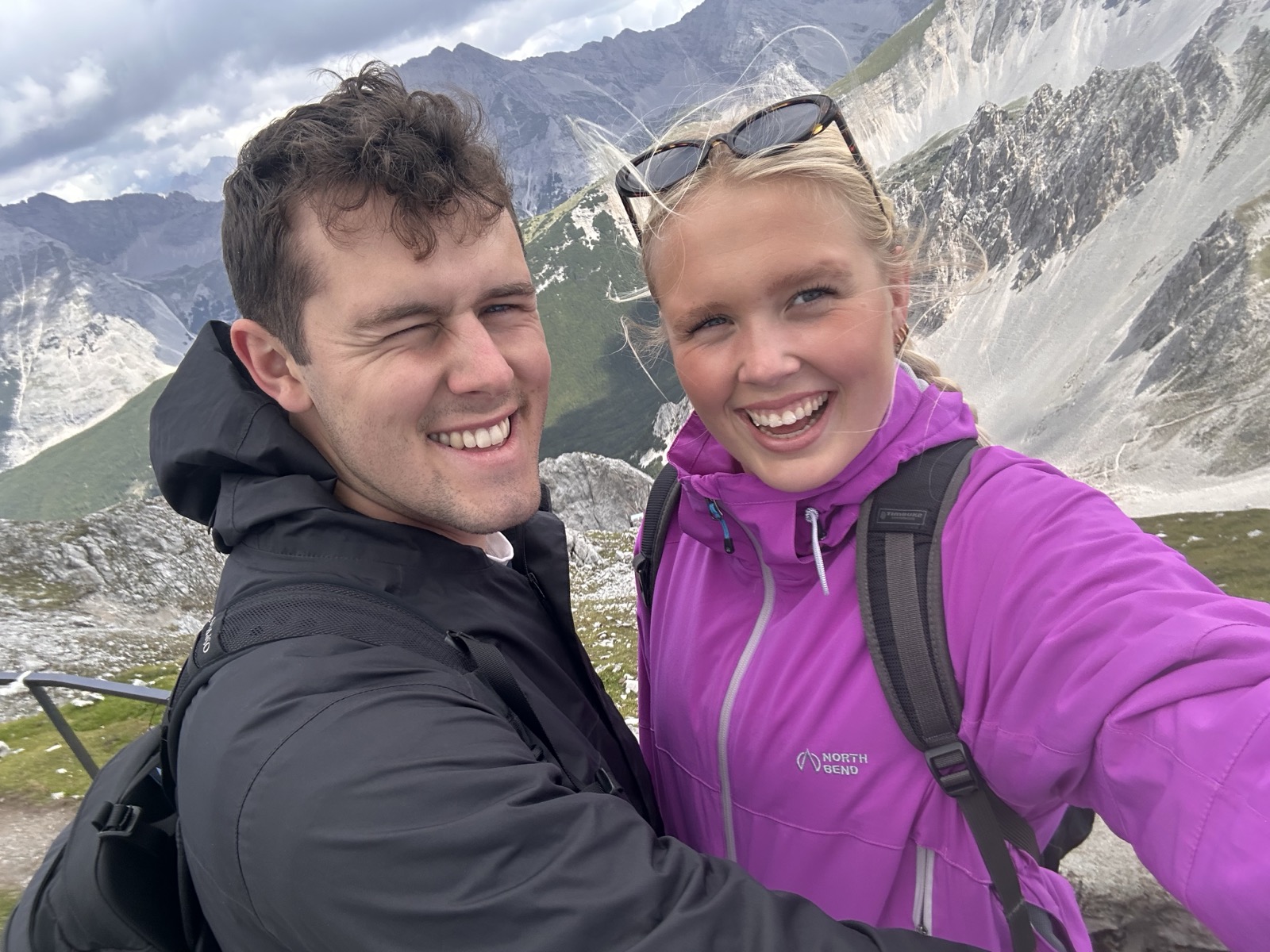 Guten Abend allihopa!
Idag har dagen vi pratat om till slut kommit. Vi skulle äntligen få vandra i bergen ⛰️ Dagen startade med frukost och sen en buss mot gondolens startstation. Vi blåste hela vägen upp till toppen och WOW vilken utsikt 😍 När vi var färdiga på toppen blev det en station ner med gondolen för ännu en schnitzel, där bestämde vi oss för att gå ner till starten. 1000 höjdmeter senare ifrågasatte vi vårt val. Trötta efter 3 h gång i nedförsbacke bar det av hemåt för dusch och middag. Emil bjöd på pasta med färdig tomatsås. Det blir en tidig kväll idag för oss som nedstigit 1/8 av Mt Everest 🙈 Hoppas ni har det bra där hemma 😇