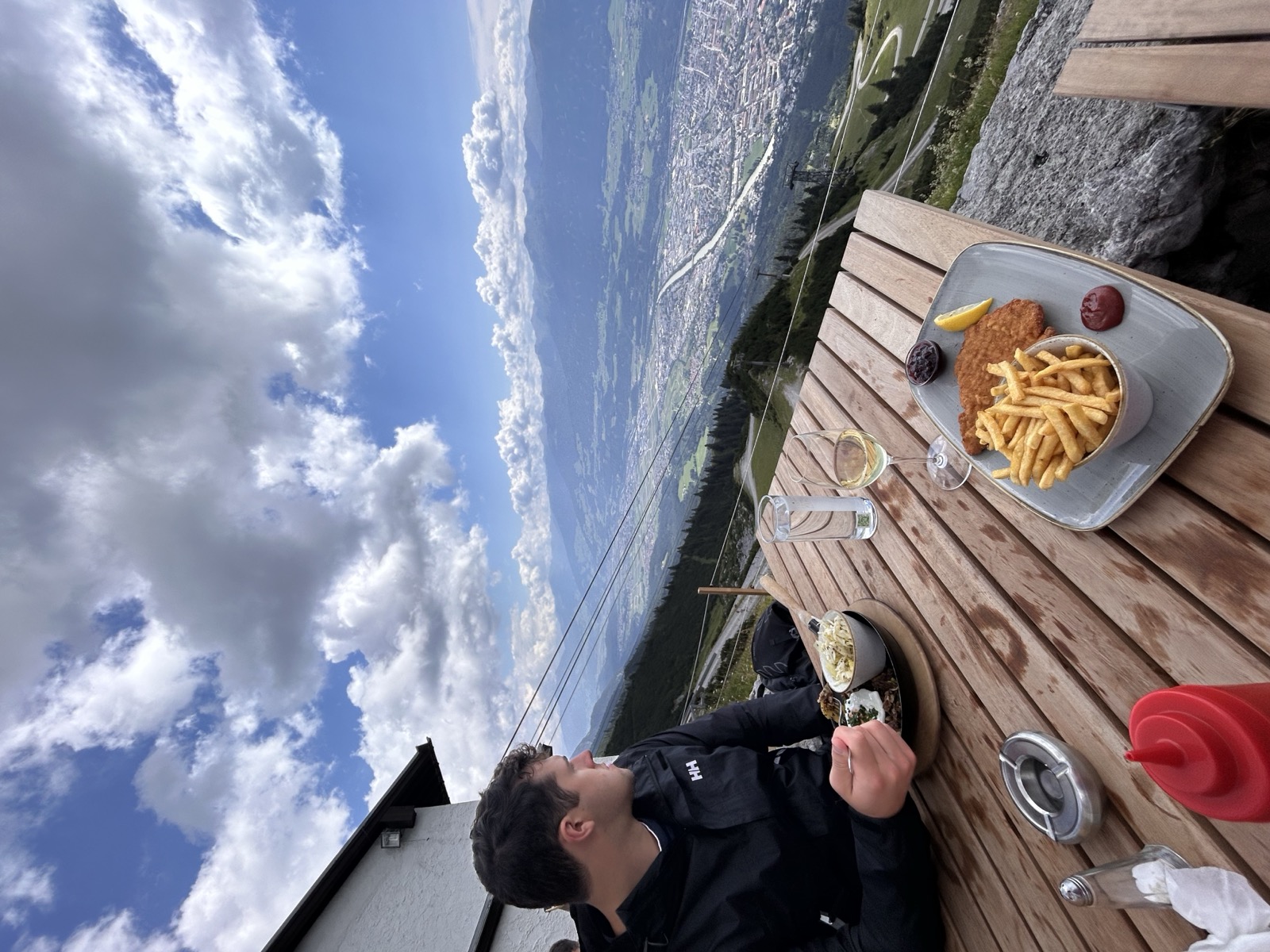 Guten Abend allihopa!
Idag har dagen vi pratat om till slut kommit. Vi skulle äntligen få vandra i bergen ⛰️ Dagen startade med frukost och sen en buss mot gondolens startstation. Vi blåste hela vägen upp till toppen och WOW vilken utsikt 😍 När vi var färdiga på toppen blev det en station ner med gondolen för ännu en schnitzel, där bestämde vi oss för att gå ner till starten. 1000 höjdmeter senare ifrågasatte vi vårt val. Trötta efter 3 h gång i nedförsbacke bar det av hemåt för dusch och middag. Emil bjöd på pasta med färdig tomatsås. Det blir en tidig kväll idag för oss som nedstigit 1/8 av Mt Everest 🙈 Hoppas ni har det bra där hemma 😇