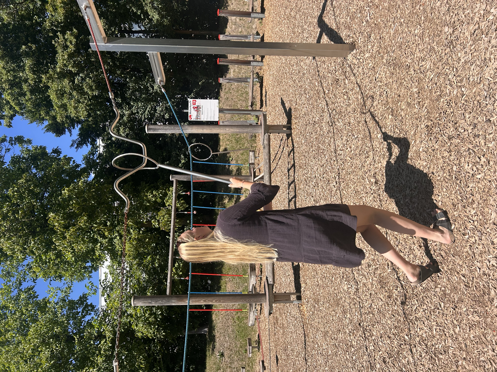 Halli hallå🙋♀️
Efter gårdagens strapats tog vi en välbehövlig vilodag på det lokala badet. Tänk er källby men en sjö. Där solade Lisa medan Emil försökte sig på en framåtvolt från bryggan med blandad framgång. Också efter idag var vi helt slut så det blev en stund i lägenheten innan middag och kortspel. Glassen här var otrolig så en till fick det bli 😋 Det blir ännu en tidig kväll då tåget mot Ljubljana går 06 imorgon bitti ☀️