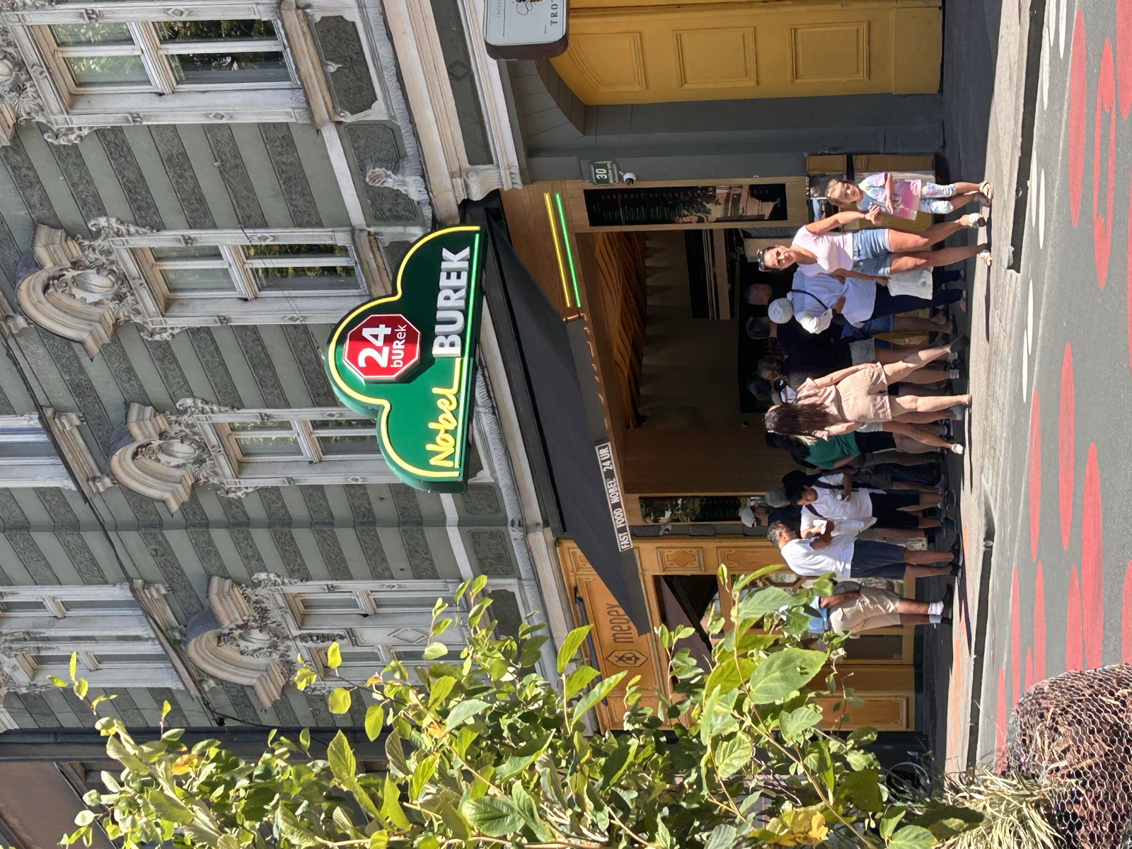 Hej från Ljubljana🇸🇮
Dagen startade 05 för att ta tåget mot Slovenien. Efter 2 tågbyten och 6 h resa var vi äntligen framme. Trötta och hungriga blev det en kebab till lunch innan det var dags att bege oss till hotell. Tack och lov var rummet färdigt så vi kunde checka in. 🏨
I vanlig ordning blev det en dusch och en nap innan det var dags att se vad Ljubljana hade att erbjuda. Det blev lite shopping och middag och vi fyllde matreserverna för matbutikerna är stängda här på söndagar 🛒 Nu på kvällen har vi bokat två nätter till i Zadar, vi tänkte egentligen ta ett stopp på vägen men tågen går visst inte ditåt och färjan gick inte dagen vi ville 🤡 Imorgon blir det sightseeing, frågan är hur mycket med tanke på att det kanske kommer åska ⛈️ Vi får se helt enkelt! Godnatt😴