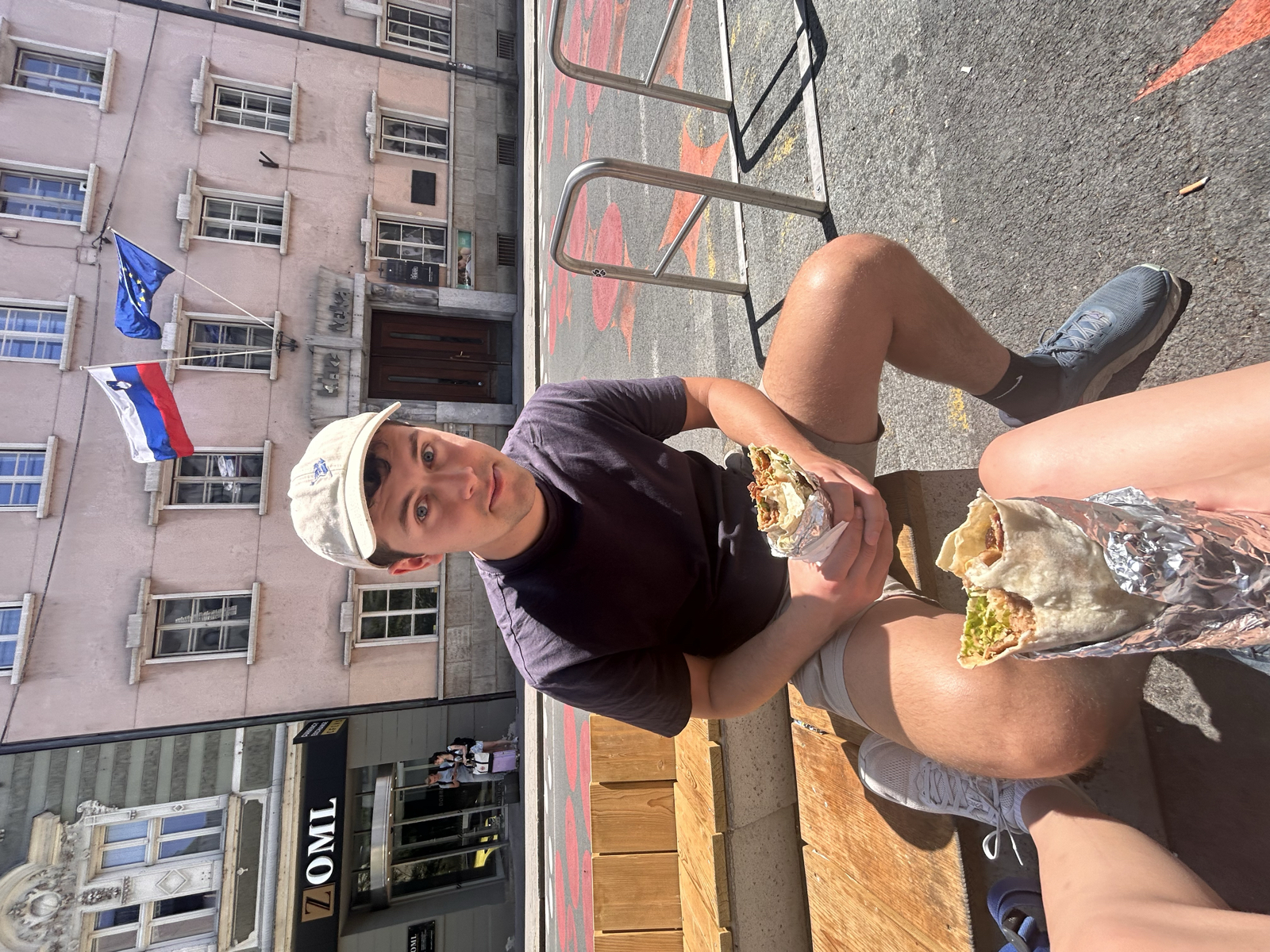 Hej från Ljubljana🇸🇮
Dagen startade 05 för att ta tåget mot Slovenien. Efter 2 tågbyten och 6 h resa var vi äntligen framme. Trötta och hungriga blev det en kebab till lunch innan det var dags att bege oss till hotell. Tack och lov var rummet färdigt så vi kunde checka in. 🏨
I vanlig ordning blev det en dusch och en nap innan det var dags att se vad Ljubljana hade att erbjuda. Det blev lite shopping och middag och vi fyllde matreserverna för matbutikerna är stängda här på söndagar 🛒 Nu på kvällen har vi bokat två nätter till i Zadar, vi tänkte egentligen ta ett stopp på vägen men tågen går visst inte ditåt och färjan gick inte dagen vi ville 🤡 Imorgon blir det sightseeing, frågan är hur mycket med tanke på att det kanske kommer åska ⛈️ Vi får se helt enkelt! Godnatt😴