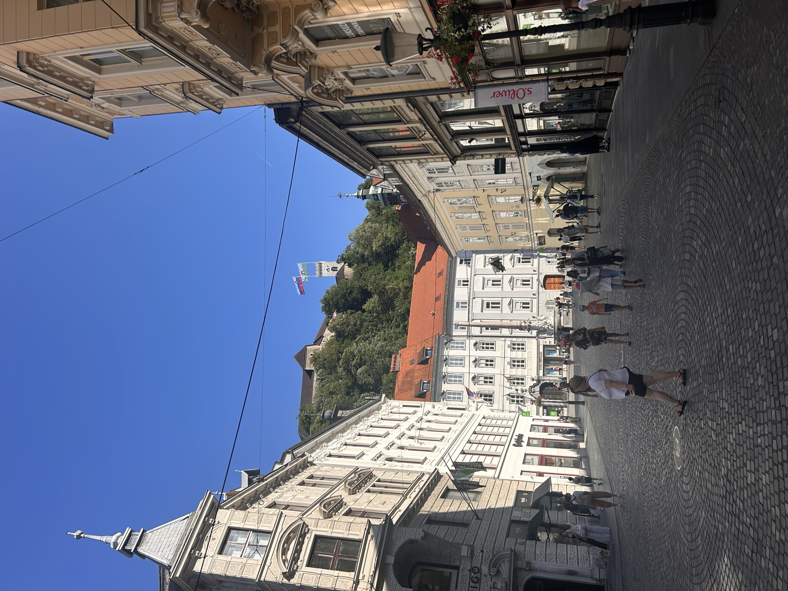 Hej från Ljubljana🇸🇮
Dagen startade 05 för att ta tåget mot Slovenien. Efter 2 tågbyten och 6 h resa var vi äntligen framme. Trötta och hungriga blev det en kebab till lunch innan det var dags att bege oss till hotell. Tack och lov var rummet färdigt så vi kunde checka in. 🏨
I vanlig ordning blev det en dusch och en nap innan det var dags att se vad Ljubljana hade att erbjuda. Det blev lite shopping och middag och vi fyllde matreserverna för matbutikerna är stängda här på söndagar 🛒 Nu på kvällen har vi bokat två nätter till i Zadar, vi tänkte egentligen ta ett stopp på vägen men tågen går visst inte ditåt och färjan gick inte dagen vi ville 🤡 Imorgon blir det sightseeing, frågan är hur mycket med tanke på att det kanske kommer åska ⛈️ Vi får se helt enkelt! Godnatt😴