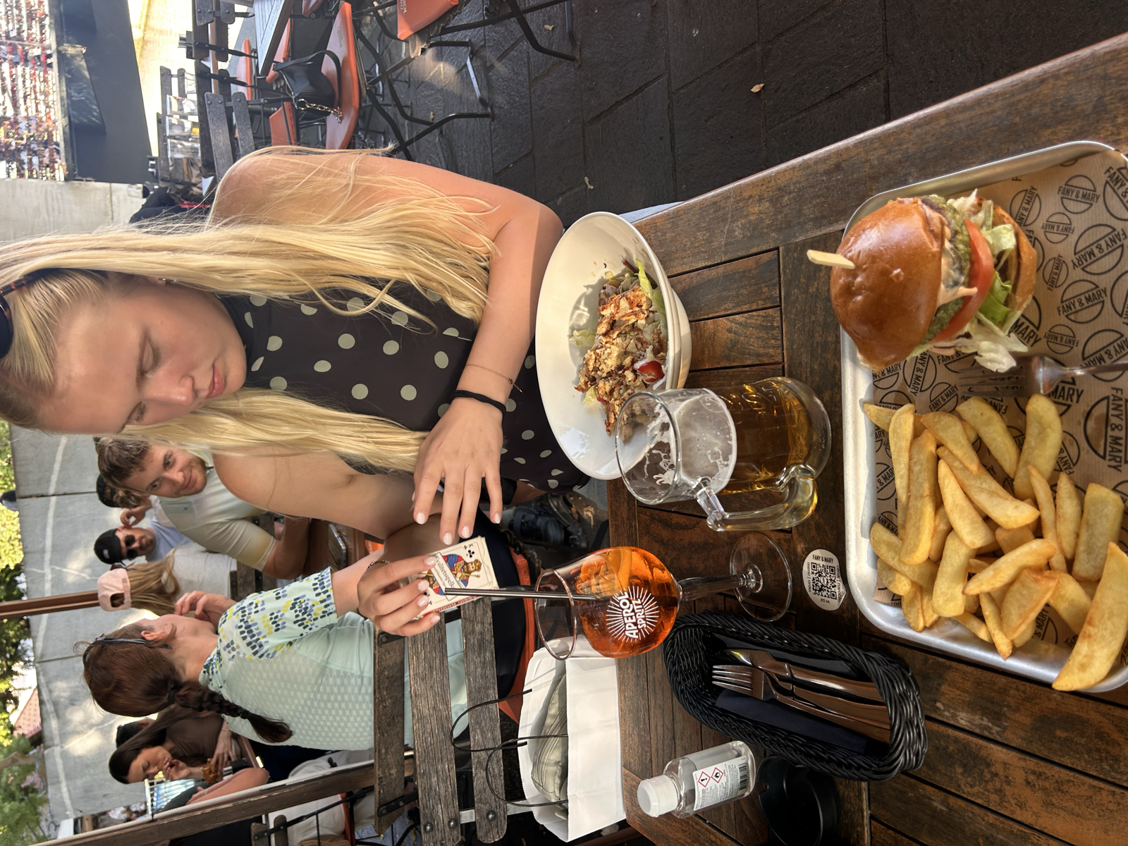 Hej från Ljubljana🇸🇮
Dagen startade 05 för att ta tåget mot Slovenien. Efter 2 tågbyten och 6 h resa var vi äntligen framme. Trötta och hungriga blev det en kebab till lunch innan det var dags att bege oss till hotell. Tack och lov var rummet färdigt så vi kunde checka in. 🏨
I vanlig ordning blev det en dusch och en nap innan det var dags att se vad Ljubljana hade att erbjuda. Det blev lite shopping och middag och vi fyllde matreserverna för matbutikerna är stängda här på söndagar 🛒 Nu på kvällen har vi bokat två nätter till i Zadar, vi tänkte egentligen ta ett stopp på vägen men tågen går visst inte ditåt och färjan gick inte dagen vi ville 🤡 Imorgon blir det sightseeing, frågan är hur mycket med tanke på att det kanske kommer åska ⛈️ Vi får se helt enkelt! Godnatt😴