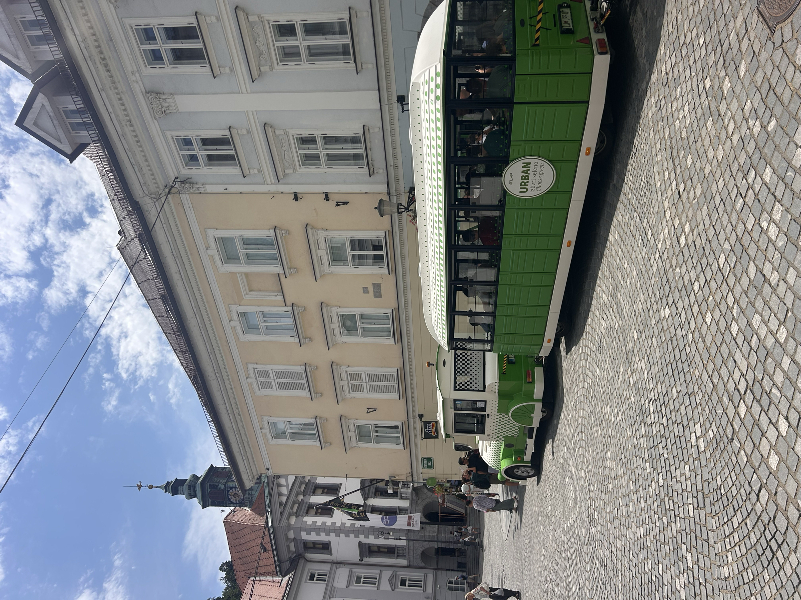 Hej på er!
Dag 6 av tågluffen bestod av att upptäcka Ljubljana. Var det så mycket att se? Nej. Hann vi se allt igår förutom slottet? Ja. 🙈
Idag blev det lite sovmorgon innan vi tog varsin bolt in till smeten. Där blev det varsin is latte på ett super fint café som hade plastsugrör 😍 Med varsin kaffe i handen blev det promenad till Ljubljana Castle där även varsin Lidl-sallad åts till lunch! Sen fick en av oss den briljanta idén att åka Urban train genom innerstan, ni kan ju gissa vem av oss det var 😂 Efter 1 h turisttåg hade någon av oss spring i benen så det blev lite utegym innan vi begav oss hem till hotellet. Till middag blev det arabisk mat, ni kan ju gissa vem av oss som valde det 😂 Mycket gott dock! Kvällen avslutades i vanlig ordning med kortspel🃏I morgon blir det utflykt till Lake Bled 🪸