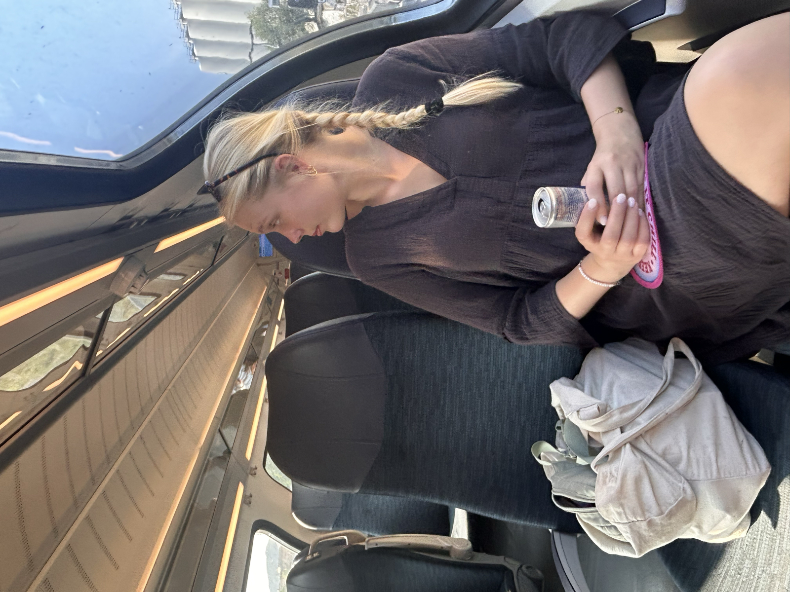 Tjabba tjena bloggen! 🤓
Idag stod Lake Bled på schemat. Vi fick testa ett tvåvåningståg vilket gav oss en fin utsikt över den slovenska landsbygden. Efter 2,5 h kollektivtrafik var vi äntligen framme och det var verkligen värt resan! Otroligt vacker 😍 Vi har badat, solat, läst bok och lärt Lajsa dyka (bild 5 illustrerar det fint 😂) Till lunch blev det mackor med råvaror från Mercator. De kanske inte såg så mycket ut till världen men väldigt goda var de 🥖 Bussresan hem var lite dryg men det gjorde ingenting för till middag blev det en favorit i repris. Senaste timmarna har vi spelat kort, packat ihop våra väskor och planerat vår kommande resdag. Imorgon väntar ZADAR🇭🇷☀️🌊🐠👙