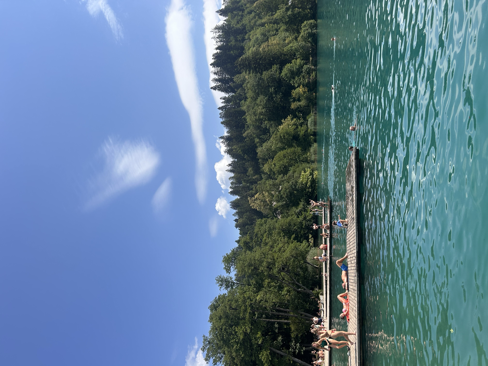 Tjabba tjena bloggen! 🤓
Idag stod Lake Bled på schemat. Vi fick testa ett tvåvåningståg vilket gav oss en fin utsikt över den slovenska landsbygden. Efter 2,5 h kollektivtrafik var vi äntligen framme och det var verkligen värt resan! Otroligt vacker 😍 Vi har badat, solat, läst bok och lärt Lajsa dyka (bild 5 illustrerar det fint 😂) Till lunch blev det mackor med råvaror från Mercator. De kanske inte såg så mycket ut till världen men väldigt goda var de 🥖 Bussresan hem var lite dryg men det gjorde ingenting för till middag blev det en favorit i repris. Senaste timmarna har vi spelat kort, packat ihop våra väskor och planerat vår kommande resdag. Imorgon väntar ZADAR🇭🇷☀️🌊🐠👙