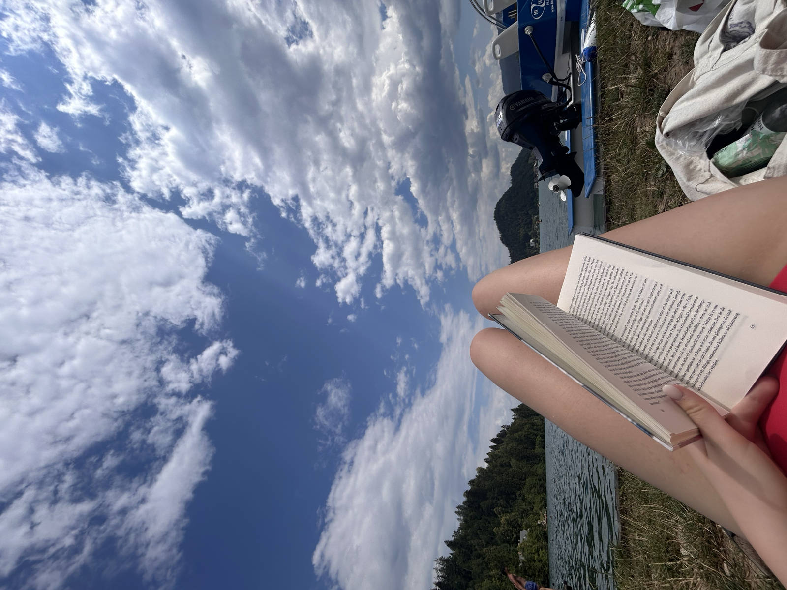 Tjabba tjena bloggen! 🤓
Idag stod Lake Bled på schemat. Vi fick testa ett tvåvåningståg vilket gav oss en fin utsikt över den slovenska landsbygden. Efter 2,5 h kollektivtrafik var vi äntligen framme och det var verkligen värt resan! Otroligt vacker 😍 Vi har badat, solat, läst bok och lärt Lajsa dyka (bild 5 illustrerar det fint 😂) Till lunch blev det mackor med råvaror från Mercator. De kanske inte såg så mycket ut till världen men väldigt goda var de 🥖 Bussresan hem var lite dryg men det gjorde ingenting för till middag blev det en favorit i repris. Senaste timmarna har vi spelat kort, packat ihop våra väskor och planerat vår kommande resdag. Imorgon väntar ZADAR🇭🇷☀️🌊🐠👙