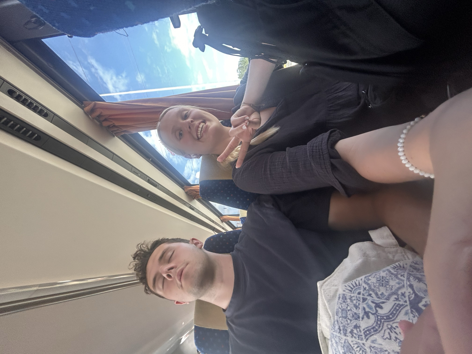 Tjabba tjena bloggen! 🤓
Idag stod Lake Bled på schemat. Vi fick testa ett tvåvåningståg vilket gav oss en fin utsikt över den slovenska landsbygden. Efter 2,5 h kollektivtrafik var vi äntligen framme och det var verkligen värt resan! Otroligt vacker 😍 Vi har badat, solat, läst bok och lärt Lajsa dyka (bild 5 illustrerar det fint 😂) Till lunch blev det mackor med råvaror från Mercator. De kanske inte såg så mycket ut till världen men väldigt goda var de 🥖 Bussresan hem var lite dryg men det gjorde ingenting för till middag blev det en favorit i repris. Senaste timmarna har vi spelat kort, packat ihop våra väskor och planerat vår kommande resdag. Imorgon väntar ZADAR🇭🇷☀️🌊🐠👙