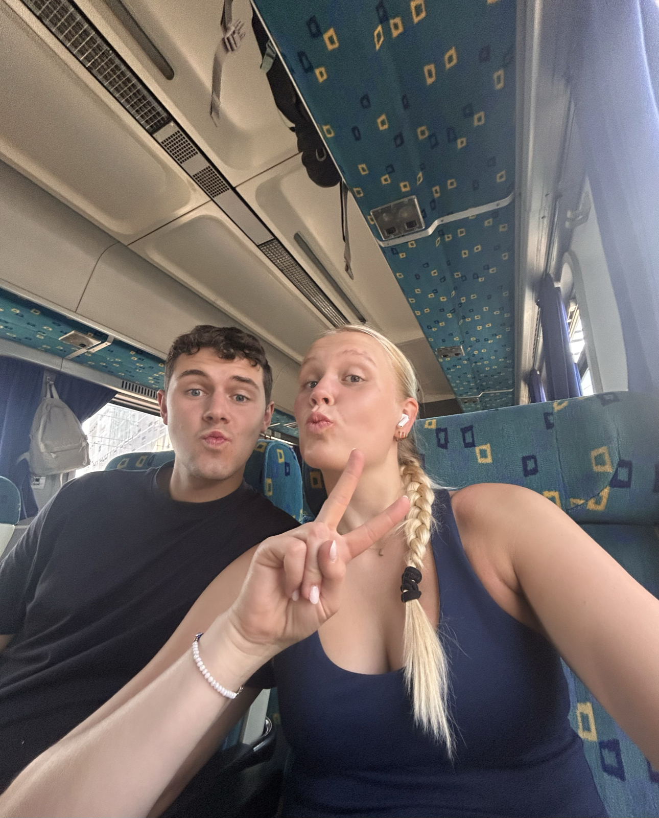 Hej alla!🙋♀️
Dagen har varit lång men äntligen är vi framme i Zadar🇭🇷 Vi startade dagen kl 08 med att ta ett tre timmars tåg till Rijeka, Kroatien. Här hade vi 3 timmar att fördriva tiden så vi tog våra ryggsäckar och åkte till närmsta strand. Det var en riktigt bra idé 😍 Havet var otroligt! Till lunch blev det chevapi och burgir, till efterrätt blev det varsin iskaffe. Lite sena fick vi springa till vår Flixbuss, vi hann, och nu väntade 4 långa timmar 🚌 Väl framme i Zadar checka vi in i vårt rum på 12 kvadratmeter. Som ni förstår är det väldigt litet för två ståtliga personer som oss 😂 Men det går fint. Vi handla självklart middag på ”Tommy Market”, blev dock inget märkvärdigt som ni ser på bilden ovan. Vi avsluta kvällen med att kolla vädret den kommande veckan och vi kom fram till att vi kommer klara oss fint här nere 😍 Så oroa er inte för oss ☀️☀️☀️☀️