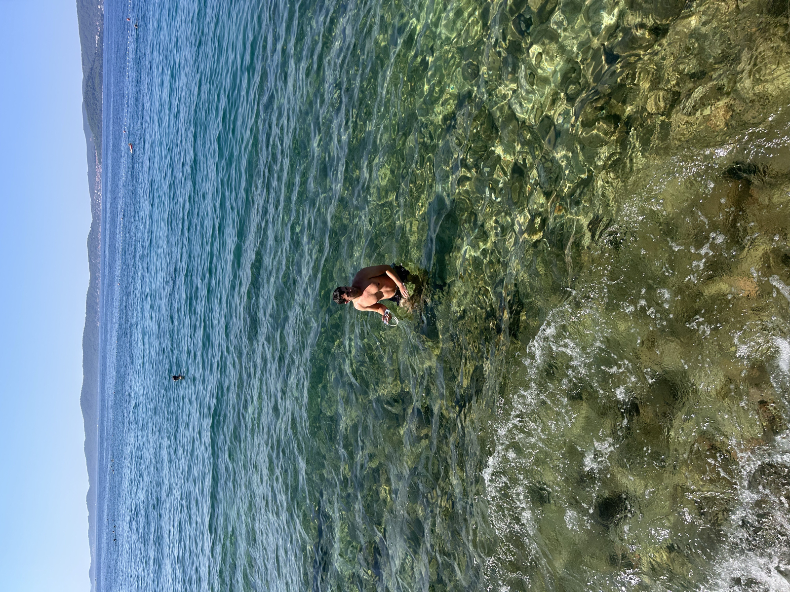 Hej från Paradiset ☀️🌴
Första dagen i Zadar blev som förväntat mycket sol och bad 🌊 Under förmiddagen låg vi på Kolovare beach där det blev mycket läsning. Till lunch serverades det gårdagens rester men vi lyxade till det med burkmajs som topping 🙈 Två iskaffe senare såg vi några av de galnaste amatörhoppen från uppskattat 12 meters höjd, de flesta avslutade i en räka. Middag, lite promenad i gamla stan, och sedan den obligatoriska omgången kort för att runda av kvällen. Imorgon byter vi boende en sista gång där vi kommer spendera de sista fem nätterna 💤 Sov gott på er!