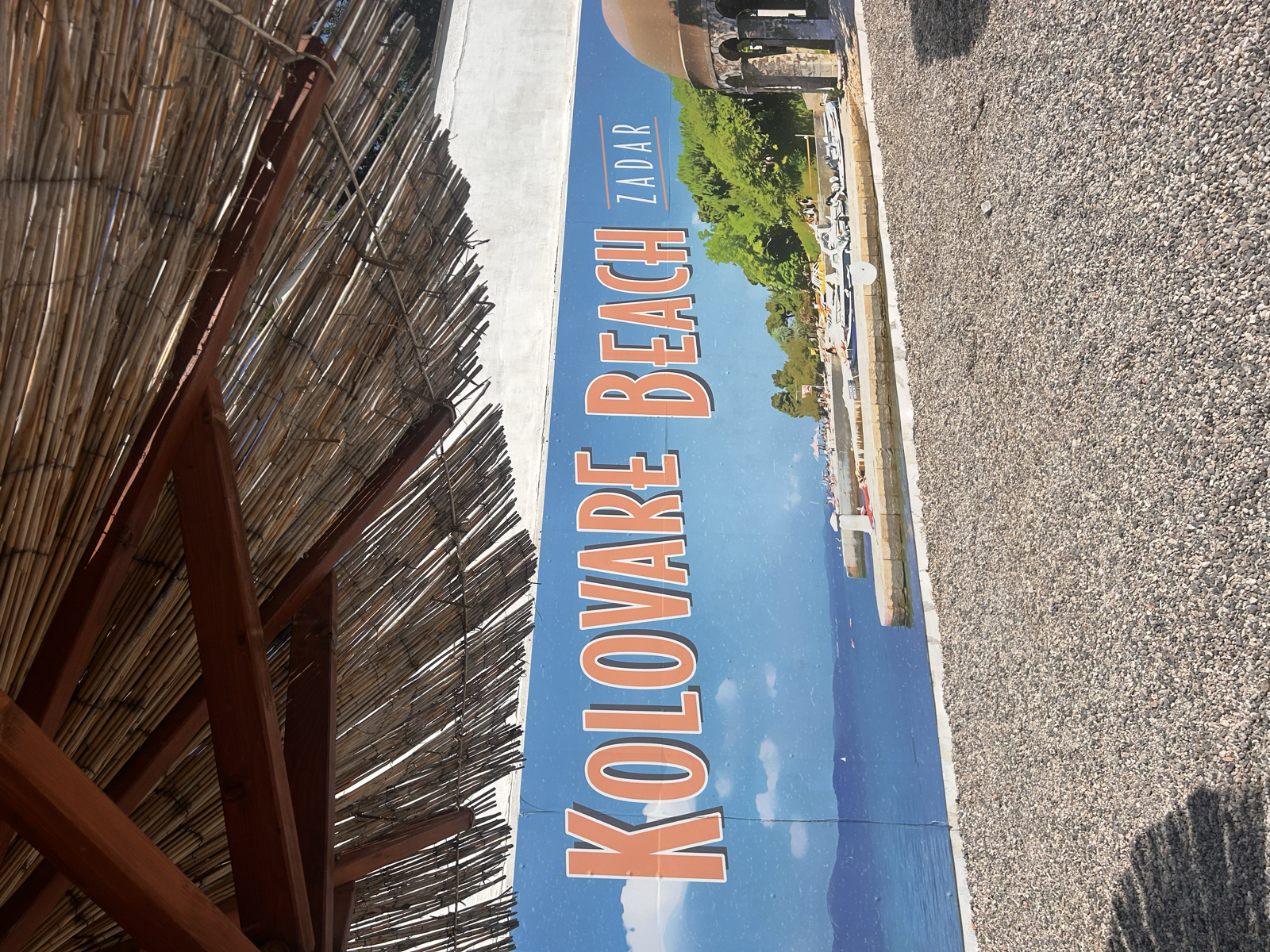 Hej från Paradiset ☀️🌴
Första dagen i Zadar blev som förväntat mycket sol och bad 🌊 Under förmiddagen låg vi på Kolovare beach där det blev mycket läsning. Till lunch serverades det gårdagens rester men vi lyxade till det med burkmajs som topping 🙈 Två iskaffe senare såg vi några av de galnaste amatörhoppen från uppskattat 12 meters höjd, de flesta avslutade i en räka. Middag, lite promenad i gamla stan, och sedan den obligatoriska omgången kort för att runda av kvällen. Imorgon byter vi boende en sista gång där vi kommer spendera de sista fem nätterna 💤 Sov gott på er!