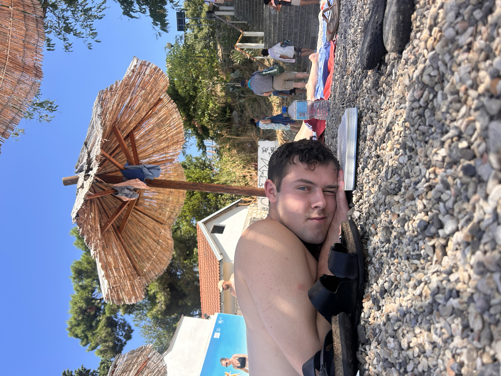 Hej från Paradiset ☀️🌴
Första dagen i Zadar blev som förväntat mycket sol och bad 🌊 Under förmiddagen låg vi på Kolovare beach där det blev mycket läsning. Till lunch serverades det gårdagens rester men vi lyxade till det med burkmajs som topping 🙈 Två iskaffe senare såg vi några av de galnaste amatörhoppen från uppskattat 12 meters höjd, de flesta avslutade i en räka. Middag, lite promenad i gamla stan, och sedan den obligatoriska omgången kort för att runda av kvällen. Imorgon byter vi boende en sista gång där vi kommer spendera de sista fem nätterna 💤 Sov gott på er!