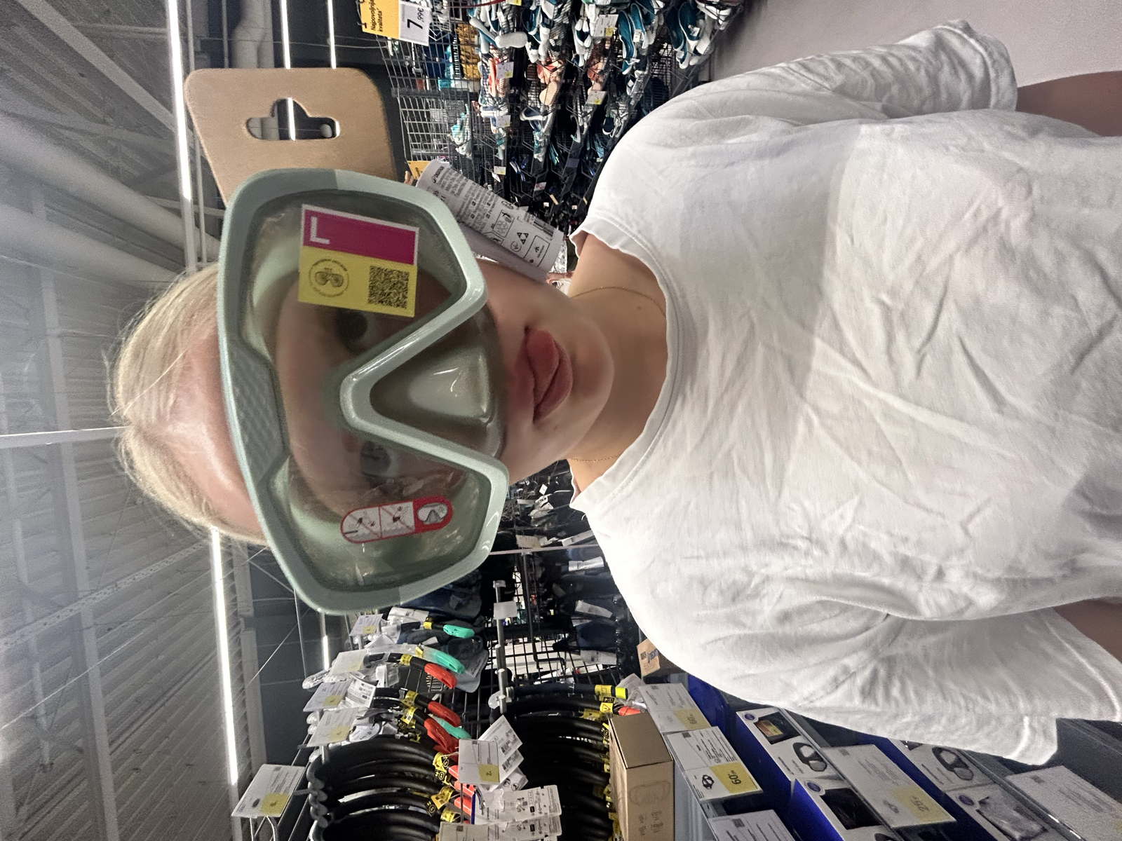 God kväll, alla followers🥰
Dagen starta med en morgonpromenad innan det var dags att checka ut. Vi hade 3 h att fördriva innan vi fick vårt andra boendet så vi bestämde oss för att åka till Decathlon, Kroatiens XXL. Där var vi på jakt efter cyklop och simfötter vilket de hade 🤿 Självklart åkte vi direkt till havet för att testa våra nya köp. Fungerade utmärkt 👍🏼 Till lunch blev det varsin focaccia innan det var dags att checka in i nya lägenheten. Betydligt större och fräschare än förra boendet så det uppskattade vi (mest Lajsa) 😂. Vi begav oss sedan ner till stranden för att få bada och sola lite innan det serverades hemmalagad halloumitacos till middag. På matbutiken idag fynda vi en 🍉 för 4 kr/kg. Varför köpa en på 2 kg när vi kan köpa en på 6 kg tänkte vi. Ni kan ju gissa vem som fick bära den hem. På kvällen gick vi ut för att se Zadars otroliga solnedgång men vi fastna med såpbubblorna och barnen 🫧 Nu måste vi sova för imorgon är det en stor dag…. 🎈