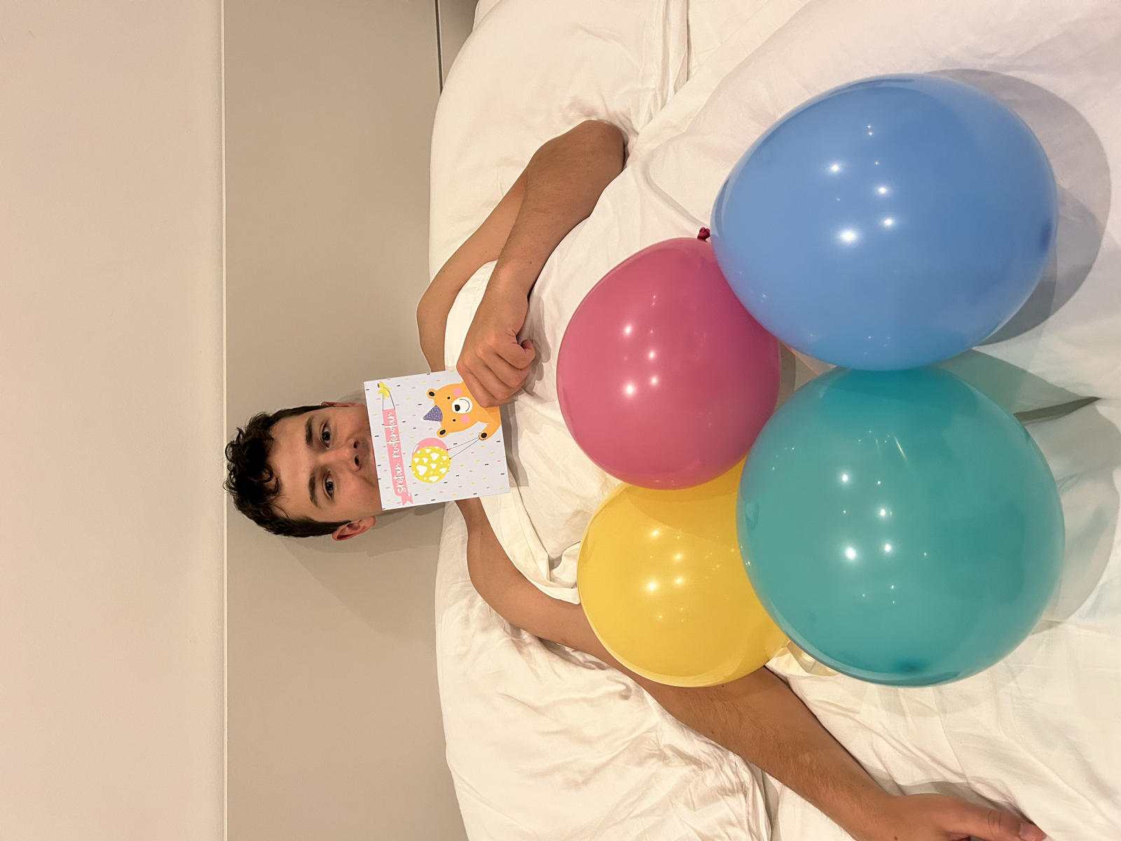 Hej från värmen☀️
Idag har det inte varit en vanlig dag på tågluffen, för vi har firat Emils 23-årsdag 🎂❤️ Dagen startade såklart med sång för födelsedagsbarnet innan det var dags för morgonträningen. Efter träningen blev det lyxfrukost med bulle, bönor och ägg som efterfrågats. Mätta i magen begav vi oss till hamnen för födelsedagsbarnet ville åka båt till ön Preko så då gjorde vi det ⛴️ 10 minuter senare var vi framme och såklart var ön super fin, det fanns bara ett litet problem. Emil ville över till en annan liten ö som låg bredvid Preko, det gick ingen båt, som tur var var det grunt så vi kunde gå sträckan med våra väskor på huvudet. Var det värt det tänker ni? Svar: JA😍 Snorklingen där var helt otrolig, mycket bättre än i Zadar. Till lunch hade vi en plan men den sket sig så det blev croissant med nutella. Det tackade inte födelsedagsbarnet nej till ( se bild 10 ). Efter lunchen blev det lite mer sol och snorkling innan det var dags att bege sig hemåt. Väl hemma blev det dusch och kortspel innan vi skulle ut och äta. Till middag blev det asiatiskt vilket var väldigt gott. Det blev varsin förrätt, huvudrätt och vi avslutade middagen med varsin drink och självklart kortspel 🃏
Stort grattis ännu en gång älskling ❤️ Du är bäst! Godnatt allihopa.