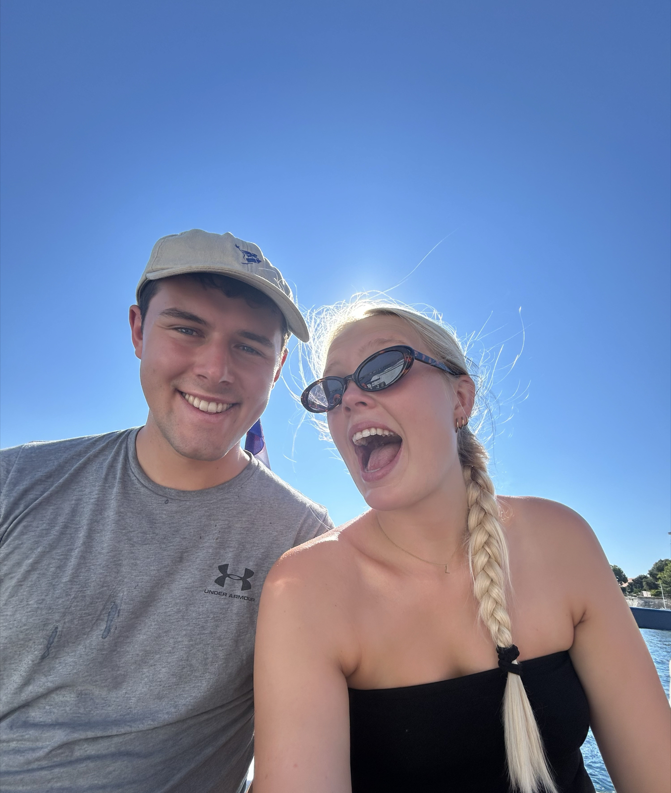 Hej från värmen☀️
Idag har det inte varit en vanlig dag på tågluffen, för vi har firat Emils 23-årsdag 🎂❤️ Dagen startade såklart med sång för födelsedagsbarnet innan det var dags för morgonträningen. Efter träningen blev det lyxfrukost med bulle, bönor och ägg som efterfrågats. Mätta i magen begav vi oss till hamnen för födelsedagsbarnet ville åka båt till ön Preko så då gjorde vi det ⛴️ 10 minuter senare var vi framme och såklart var ön super fin, det fanns bara ett litet problem. Emil ville över till en annan liten ö som låg bredvid Preko, det gick ingen båt, som tur var var det grunt så vi kunde gå sträckan med våra väskor på huvudet. Var det värt det tänker ni? Svar: JA😍 Snorklingen där var helt otrolig, mycket bättre än i Zadar. Till lunch hade vi en plan men den sket sig så det blev croissant med nutella. Det tackade inte födelsedagsbarnet nej till ( se bild 10 ). Efter lunchen blev det lite mer sol och snorkling innan det var dags att bege sig hemåt. Väl hemma blev det dusch och kortspel innan vi skulle ut och äta. Till middag blev det asiatiskt vilket var väldigt gott. Det blev varsin förrätt, huvudrätt och vi avslutade middagen med varsin drink och självklart kortspel 🃏
Stort grattis ännu en gång älskling ❤️ Du är bäst! Godnatt allihopa.