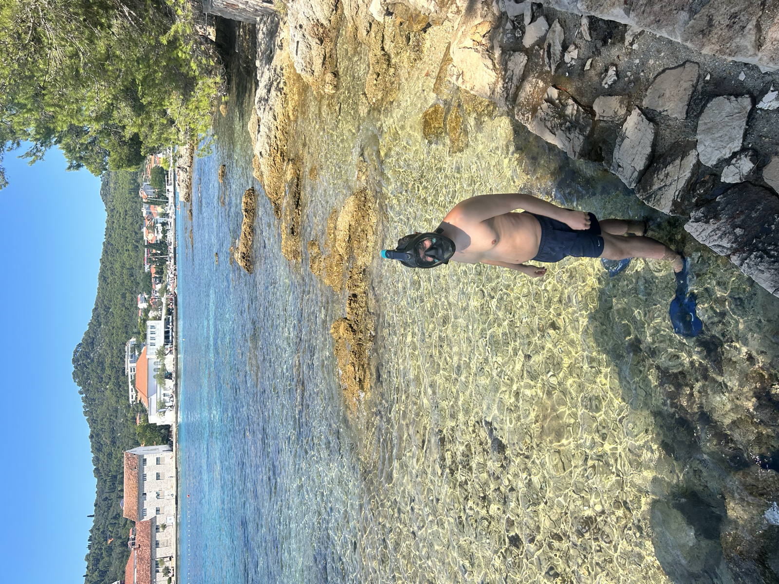 Hej från värmen☀️
Idag har det inte varit en vanlig dag på tågluffen, för vi har firat Emils 23-årsdag 🎂❤️ Dagen startade såklart med sång för födelsedagsbarnet innan det var dags för morgonträningen. Efter träningen blev det lyxfrukost med bulle, bönor och ägg som efterfrågats. Mätta i magen begav vi oss till hamnen för födelsedagsbarnet ville åka båt till ön Preko så då gjorde vi det ⛴️ 10 minuter senare var vi framme och såklart var ön super fin, det fanns bara ett litet problem. Emil ville över till en annan liten ö som låg bredvid Preko, det gick ingen båt, som tur var var det grunt så vi kunde gå sträckan med våra väskor på huvudet. Var det värt det tänker ni? Svar: JA😍 Snorklingen där var helt otrolig, mycket bättre än i Zadar. Till lunch hade vi en plan men den sket sig så det blev croissant med nutella. Det tackade inte födelsedagsbarnet nej till ( se bild 10 ). Efter lunchen blev det lite mer sol och snorkling innan det var dags att bege sig hemåt. Väl hemma blev det dusch och kortspel innan vi skulle ut och äta. Till middag blev det asiatiskt vilket var väldigt gott. Det blev varsin förrätt, huvudrätt och vi avslutade middagen med varsin drink och självklart kortspel 🃏
Stort grattis ännu en gång älskling ❤️ Du är bäst! Godnatt allihopa.