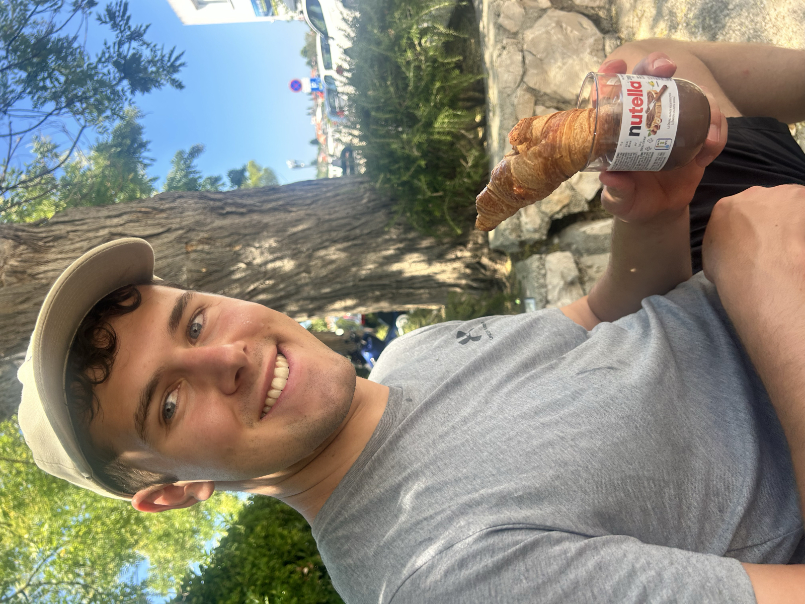 Hej från värmen☀️
Idag har det inte varit en vanlig dag på tågluffen, för vi har firat Emils 23-årsdag 🎂❤️ Dagen startade såklart med sång för födelsedagsbarnet innan det var dags för morgonträningen. Efter träningen blev det lyxfrukost med bulle, bönor och ägg som efterfrågats. Mätta i magen begav vi oss till hamnen för födelsedagsbarnet ville åka båt till ön Preko så då gjorde vi det ⛴️ 10 minuter senare var vi framme och såklart var ön super fin, det fanns bara ett litet problem. Emil ville över till en annan liten ö som låg bredvid Preko, det gick ingen båt, som tur var var det grunt så vi kunde gå sträckan med våra väskor på huvudet. Var det värt det tänker ni? Svar: JA😍 Snorklingen där var helt otrolig, mycket bättre än i Zadar. Till lunch hade vi en plan men den sket sig så det blev croissant med nutella. Det tackade inte födelsedagsbarnet nej till ( se bild 10 ). Efter lunchen blev det lite mer sol och snorkling innan det var dags att bege sig hemåt. Väl hemma blev det dusch och kortspel innan vi skulle ut och äta. Till middag blev det asiatiskt vilket var väldigt gott. Det blev varsin förrätt, huvudrätt och vi avslutade middagen med varsin drink och självklart kortspel 🃏
Stort grattis ännu en gång älskling ❤️ Du är bäst! Godnatt allihopa.