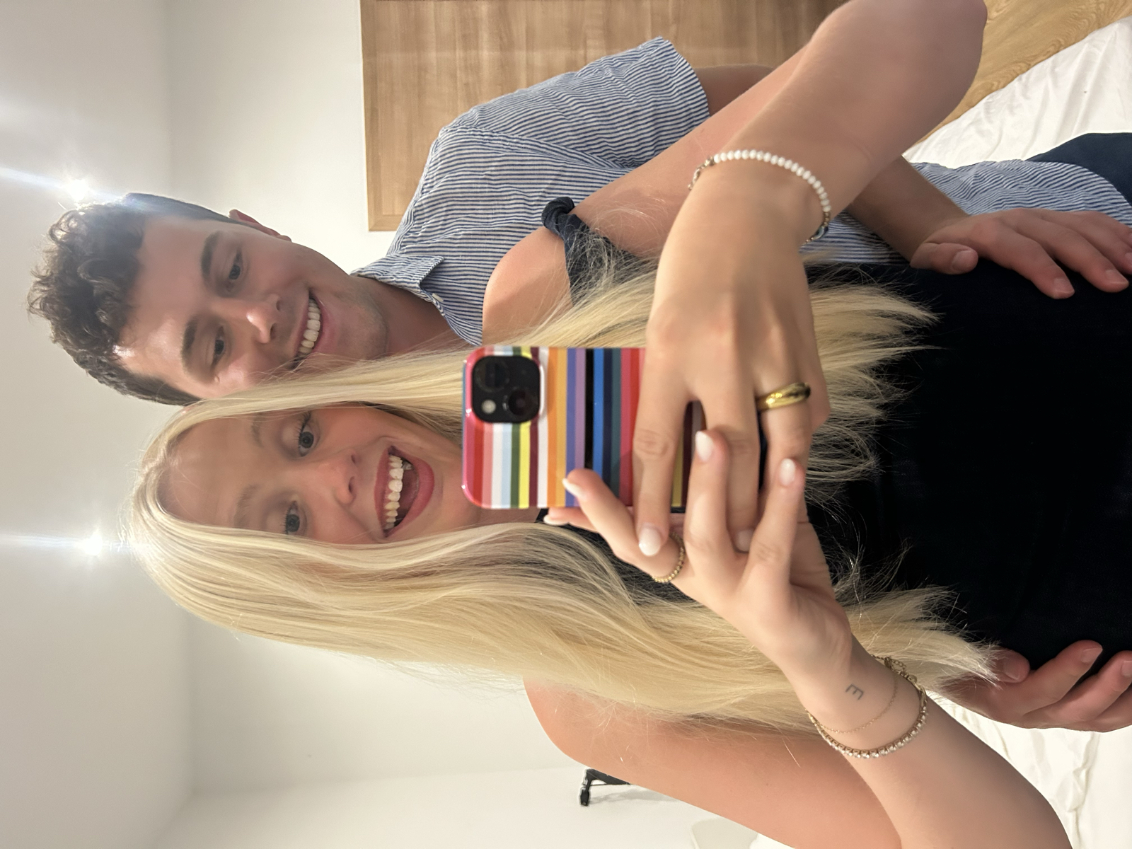 Hej från värmen☀️
Idag har det inte varit en vanlig dag på tågluffen, för vi har firat Emils 23-årsdag 🎂❤️ Dagen startade såklart med sång för födelsedagsbarnet innan det var dags för morgonträningen. Efter träningen blev det lyxfrukost med bulle, bönor och ägg som efterfrågats. Mätta i magen begav vi oss till hamnen för födelsedagsbarnet ville åka båt till ön Preko så då gjorde vi det ⛴️ 10 minuter senare var vi framme och såklart var ön super fin, det fanns bara ett litet problem. Emil ville över till en annan liten ö som låg bredvid Preko, det gick ingen båt, som tur var var det grunt så vi kunde gå sträckan med våra väskor på huvudet. Var det värt det tänker ni? Svar: JA😍 Snorklingen där var helt otrolig, mycket bättre än i Zadar. Till lunch hade vi en plan men den sket sig så det blev croissant med nutella. Det tackade inte födelsedagsbarnet nej till ( se bild 10 ). Efter lunchen blev det lite mer sol och snorkling innan det var dags att bege sig hemåt. Väl hemma blev det dusch och kortspel innan vi skulle ut och äta. Till middag blev det asiatiskt vilket var väldigt gott. Det blev varsin förrätt, huvudrätt och vi avslutade middagen med varsin drink och självklart kortspel 🃏
Stort grattis ännu en gång älskling ❤️ Du är bäst! Godnatt allihopa.