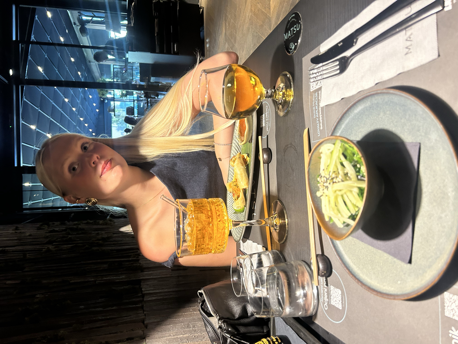 Hej från värmen☀️
Idag har det inte varit en vanlig dag på tågluffen, för vi har firat Emils 23-årsdag 🎂❤️ Dagen startade såklart med sång för födelsedagsbarnet innan det var dags för morgonträningen. Efter träningen blev det lyxfrukost med bulle, bönor och ägg som efterfrågats. Mätta i magen begav vi oss till hamnen för födelsedagsbarnet ville åka båt till ön Preko så då gjorde vi det ⛴️ 10 minuter senare var vi framme och såklart var ön super fin, det fanns bara ett litet problem. Emil ville över till en annan liten ö som låg bredvid Preko, det gick ingen båt, som tur var var det grunt så vi kunde gå sträckan med våra väskor på huvudet. Var det värt det tänker ni? Svar: JA😍 Snorklingen där var helt otrolig, mycket bättre än i Zadar. Till lunch hade vi en plan men den sket sig så det blev croissant med nutella. Det tackade inte födelsedagsbarnet nej till ( se bild 10 ). Efter lunchen blev det lite mer sol och snorkling innan det var dags att bege sig hemåt. Väl hemma blev det dusch och kortspel innan vi skulle ut och äta. Till middag blev det asiatiskt vilket var väldigt gott. Det blev varsin förrätt, huvudrätt och vi avslutade middagen med varsin drink och självklart kortspel 🃏
Stort grattis ännu en gång älskling ❤️ Du är bäst! Godnatt allihopa.