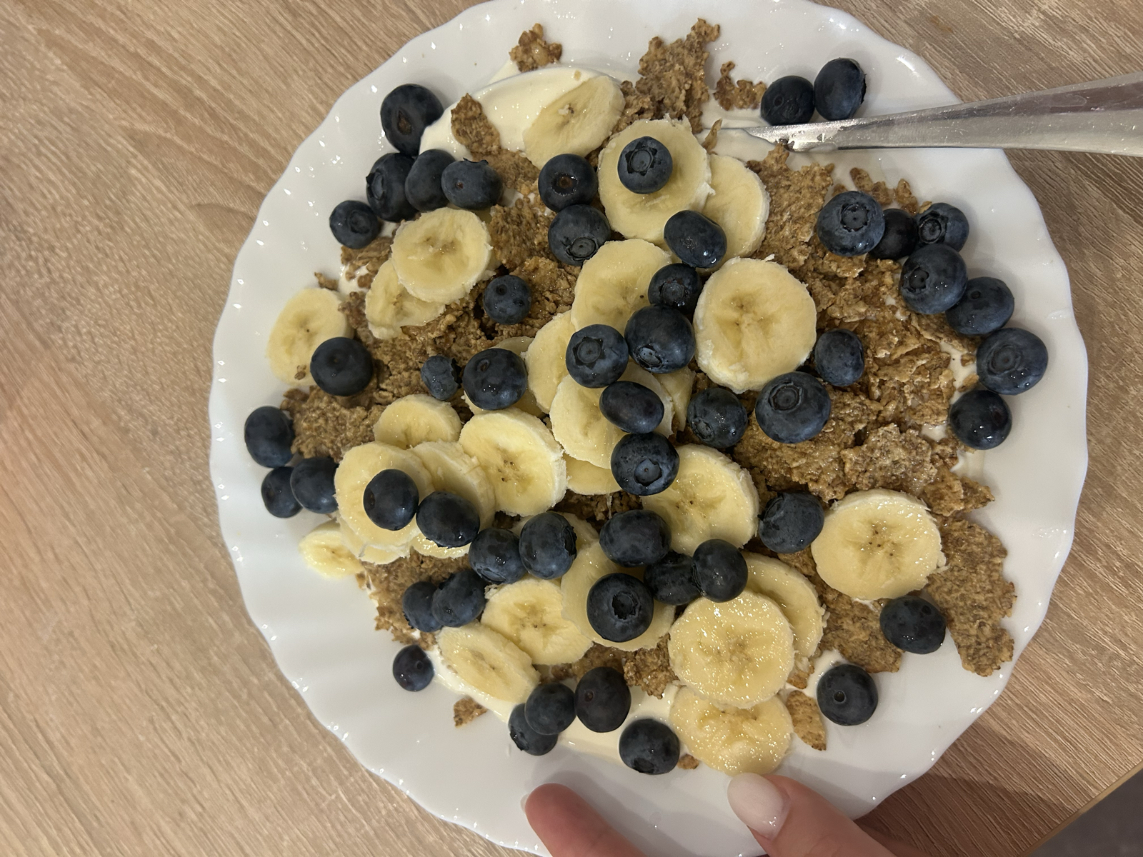 Hej på er! 🌴
Förra inlägget dröjde lite med att komma upp då Emil sent igår började må väldigt dåligt, vi tror att han blev matförgiftad 🤢 Stackaren ❤️🩹 Idag har jag varit helt ensam då Emil bara legat på rummet och vilat. Jag åt frukost i vanlig ordning innan jag gick ner till havet och låg där i några timmar. 🐬 Till lunch blev det också yohgurt. Jag pressa några timmar till på stranden innan Emil ringde och ville ha Alvedon. Jag köpte en is kaffe och gick bort till Zadars enda öppna apotek. Jag kan säga att hitta rätt saker i ett kroatiskt apotek är inte helt lätt. Kvinnan i kassan sålde på mig lite många paket värktabletter, men nu har vi så vi klarar oss 💊 Till middag slog jag på stort: halloumi, pasta och vattenmelon. Emil fick också i sig lite pasta vilket var bra! Vi började kolla på en ny serie, black rabbit, verkar lovande 😍 Emil somna i sängen så jag bestämde mig för att ta en kvällspromenad. Imorgon hoppas vi på en piggare Emil 🙏