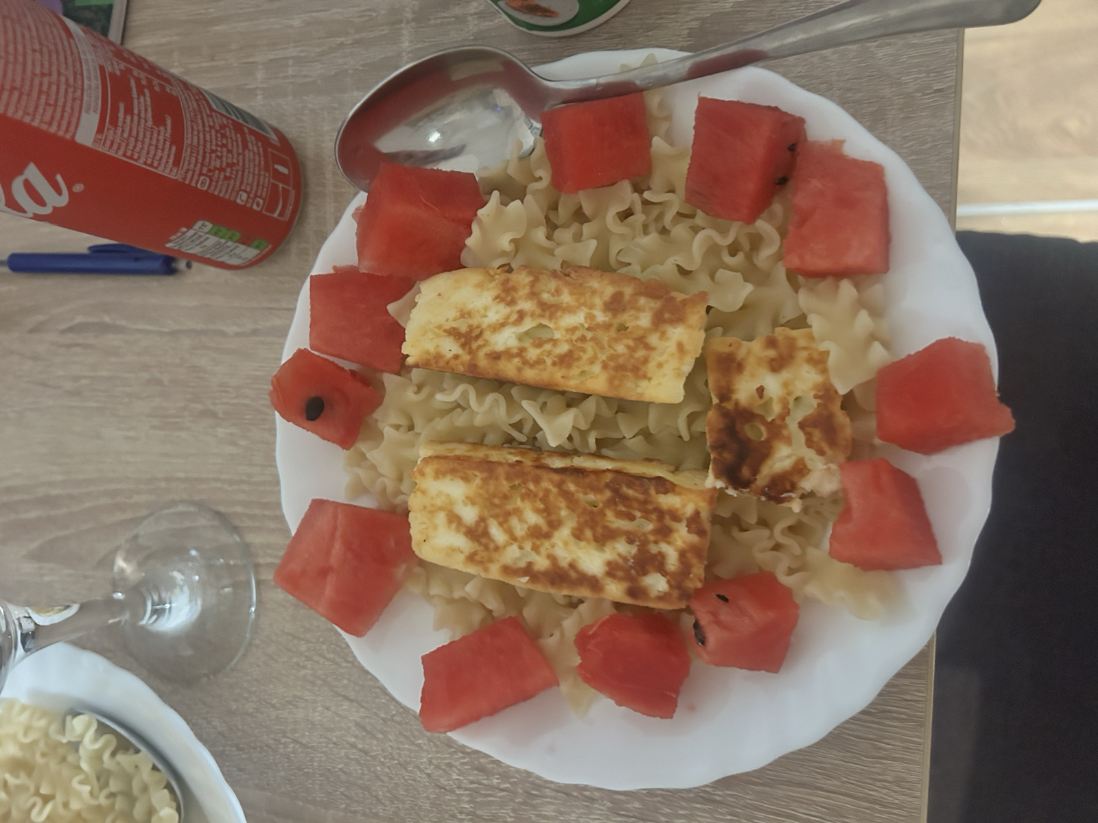 Hej på er! 🌴
Förra inlägget dröjde lite med att komma upp då Emil sent igår började må väldigt dåligt, vi tror att han blev matförgiftad 🤢 Stackaren ❤️🩹 Idag har jag varit helt ensam då Emil bara legat på rummet och vilat. Jag åt frukost i vanlig ordning innan jag gick ner till havet och låg där i några timmar. 🐬 Till lunch blev det också yohgurt. Jag pressa några timmar till på stranden innan Emil ringde och ville ha Alvedon. Jag köpte en is kaffe och gick bort till Zadars enda öppna apotek. Jag kan säga att hitta rätt saker i ett kroatiskt apotek är inte helt lätt. Kvinnan i kassan sålde på mig lite många paket värktabletter, men nu har vi så vi klarar oss 💊 Till middag slog jag på stort: halloumi, pasta och vattenmelon. Emil fick också i sig lite pasta vilket var bra! Vi började kolla på en ny serie, black rabbit, verkar lovande 😍 Emil somna i sängen så jag bestämde mig för att ta en kvällspromenad. Imorgon hoppas vi på en piggare Emil 🙏