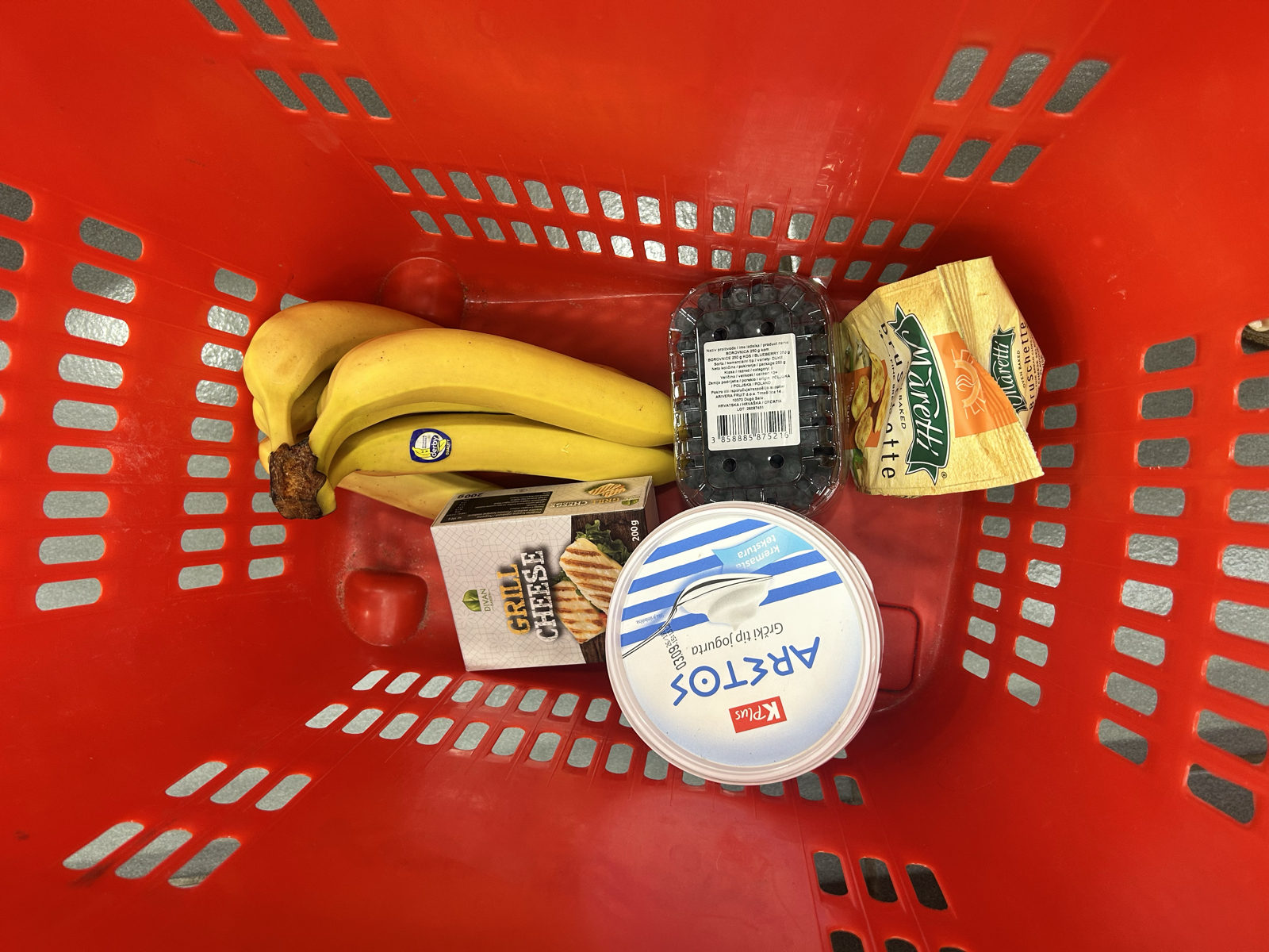 Hej hej!
Vi är inne på dag 13 av tågluffen vilket betyder att resan börjar lida mot sitt slut
Idag när vi vaknade mådde Emil bättre så han följde med mig till matbutiken för att kompletteringshandla lite till både lunchen och middagen! När vi var färdiga gick jag ner för att sola och bada, Emil gjorde mig sällskap efter dryga timmen ☀️ Hemma igen blev det pasta till lunch och lite 500 🃏 innan jag gick ner för att pressa på eftermiddagen. Det har varit 36 grader här idag, väldigt varmt som ni förstår så jag gick tillbaka till lägenheten hyfsat tidigt. Nu på kvällen har vi kollat serie, ätit halloumi tacos (en favorit hos oss båda 😅) och gått kvällspromenad som avslutades med en glass. Imorgon är sista dagen här så jag (Lajsa) ska pressa ☀️👙🧴. Tror jag hittar Emil i skuggan 🌴 Hoppas ni haft en super fin dag, oavsett vad ni gjort 💞