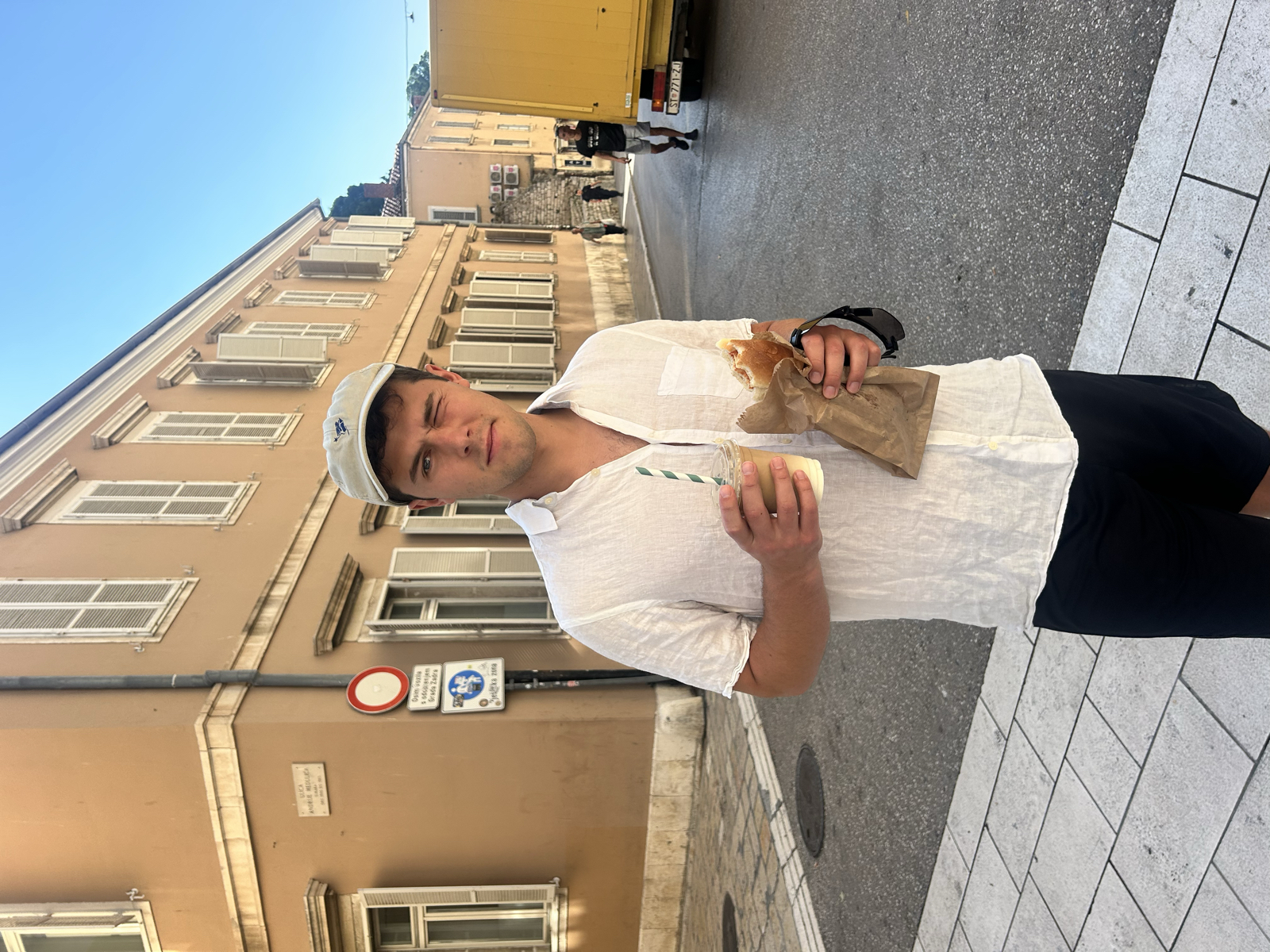 Bonsoir 🙋♀️🙋♂️🙋♀️🙋♂️
Dag 14/15 på tågluffen bestod framförallt av strandhäng. Det blev en frukostmacka on the go och därefter massa läsning. Lajsa tog ner alla testokillars självförtroende när hon hoppade från 5m 😎 På sidlinjen stod en stolt pojkvän som tvingades dokumentera. Hem snabbt för lunch blev det pasta utan pesto då vi hade glömt sätta in den i kylen. Skärrade Emil var tydlig med att den äter han inte 👍🏼 ”Mätta och belåtna” begav vi oss ut igen för lite mer bad. Zadar stad visste att det var vår sista dag så de bjöd på en flygplansshow. Det tackar vi för ✈️ Tillbaka i lägenheten var det dags för sista gången att packa ihop våra backpackryggsäckar. Känns det skönt? Svar: Ja! Ska det bli skönt att inte bo i en ryggsäck? Svar: Ja! Till middag hade Emil hittat en restaurang vid hamnen som Lajsa självklart inte tackade nej till. Det blev en risotto och tryffelpasta, därefter promenad i solnedgång. Nu är vi tillbaka i lägenheten och ska lägga oss 💤 Vårt flyg lyfter 08.50 imorgon. Sov gott på er 🤗 💞