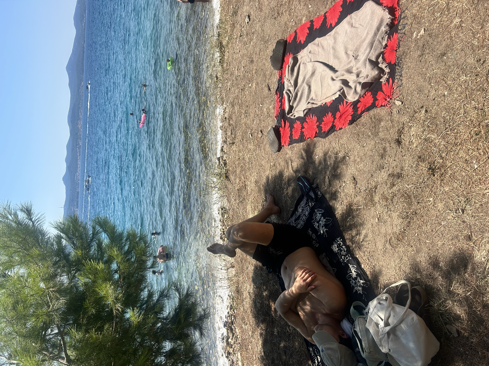 Bonsoir 🙋♀️🙋♂️🙋♀️🙋♂️
Dag 14/15 på tågluffen bestod framförallt av strandhäng. Det blev en frukostmacka on the go och därefter massa läsning. Lajsa tog ner alla testokillars självförtroende när hon hoppade från 5m 😎 På sidlinjen stod en stolt pojkvän som tvingades dokumentera. Hem snabbt för lunch blev det pasta utan pesto då vi hade glömt sätta in den i kylen. Skärrade Emil var tydlig med att den äter han inte 👍🏼 ”Mätta och belåtna” begav vi oss ut igen för lite mer bad. Zadar stad visste att det var vår sista dag så de bjöd på en flygplansshow. Det tackar vi för ✈️ Tillbaka i lägenheten var det dags för sista gången att packa ihop våra backpackryggsäckar. Känns det skönt? Svar: Ja! Ska det bli skönt att inte bo i en ryggsäck? Svar: Ja! Till middag hade Emil hittat en restaurang vid hamnen som Lajsa självklart inte tackade nej till. Det blev en risotto och tryffelpasta, därefter promenad i solnedgång. Nu är vi tillbaka i lägenheten och ska lägga oss 💤 Vårt flyg lyfter 08.50 imorgon. Sov gott på er 🤗 💞