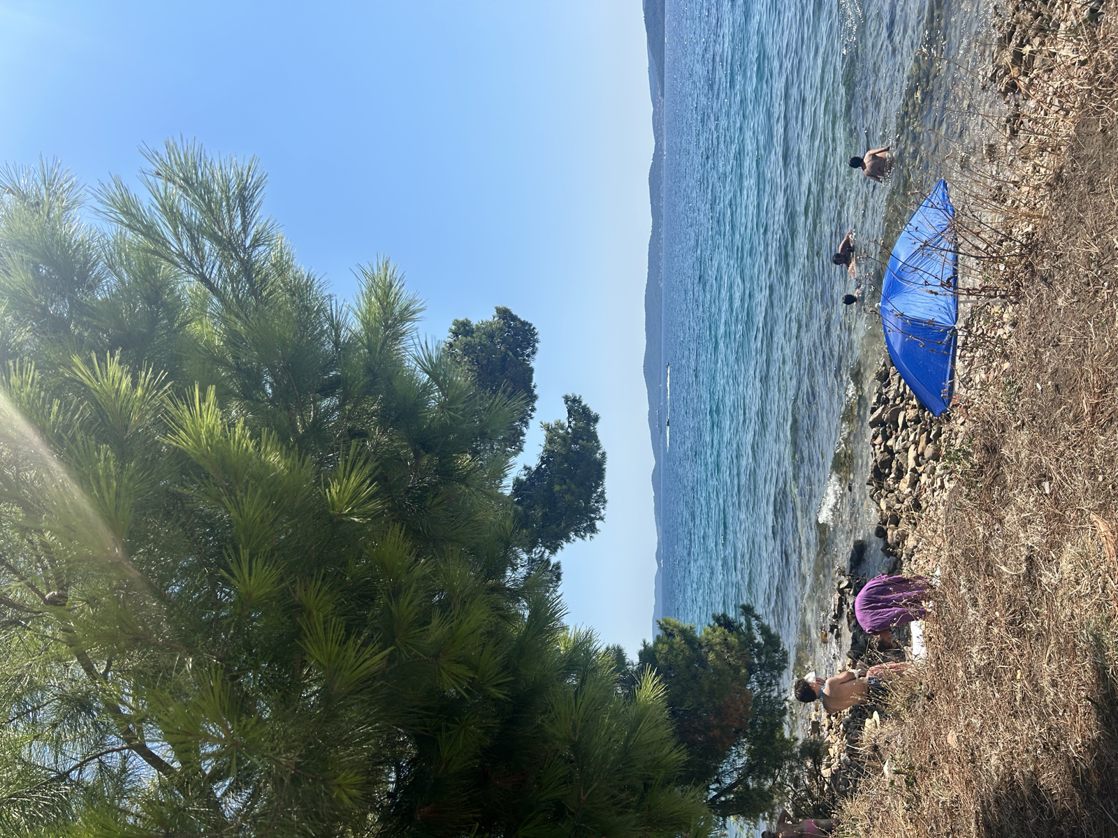 Bonsoir 🙋♀️🙋♂️🙋♀️🙋♂️
Dag 14/15 på tågluffen bestod framförallt av strandhäng. Det blev en frukostmacka on the go och därefter massa läsning. Lajsa tog ner alla testokillars självförtroende när hon hoppade från 5m 😎 På sidlinjen stod en stolt pojkvän som tvingades dokumentera. Hem snabbt för lunch blev det pasta utan pesto då vi hade glömt sätta in den i kylen. Skärrade Emil var tydlig med att den äter han inte 👍🏼 ”Mätta och belåtna” begav vi oss ut igen för lite mer bad. Zadar stad visste att det var vår sista dag så de bjöd på en flygplansshow. Det tackar vi för ✈️ Tillbaka i lägenheten var det dags för sista gången att packa ihop våra backpackryggsäckar. Känns det skönt? Svar: Ja! Ska det bli skönt att inte bo i en ryggsäck? Svar: Ja! Till middag hade Emil hittat en restaurang vid hamnen som Lajsa självklart inte tackade nej till. Det blev en risotto och tryffelpasta, därefter promenad i solnedgång. Nu är vi tillbaka i lägenheten och ska lägga oss 💤 Vårt flyg lyfter 08.50 imorgon. Sov gott på er 🤗 💞