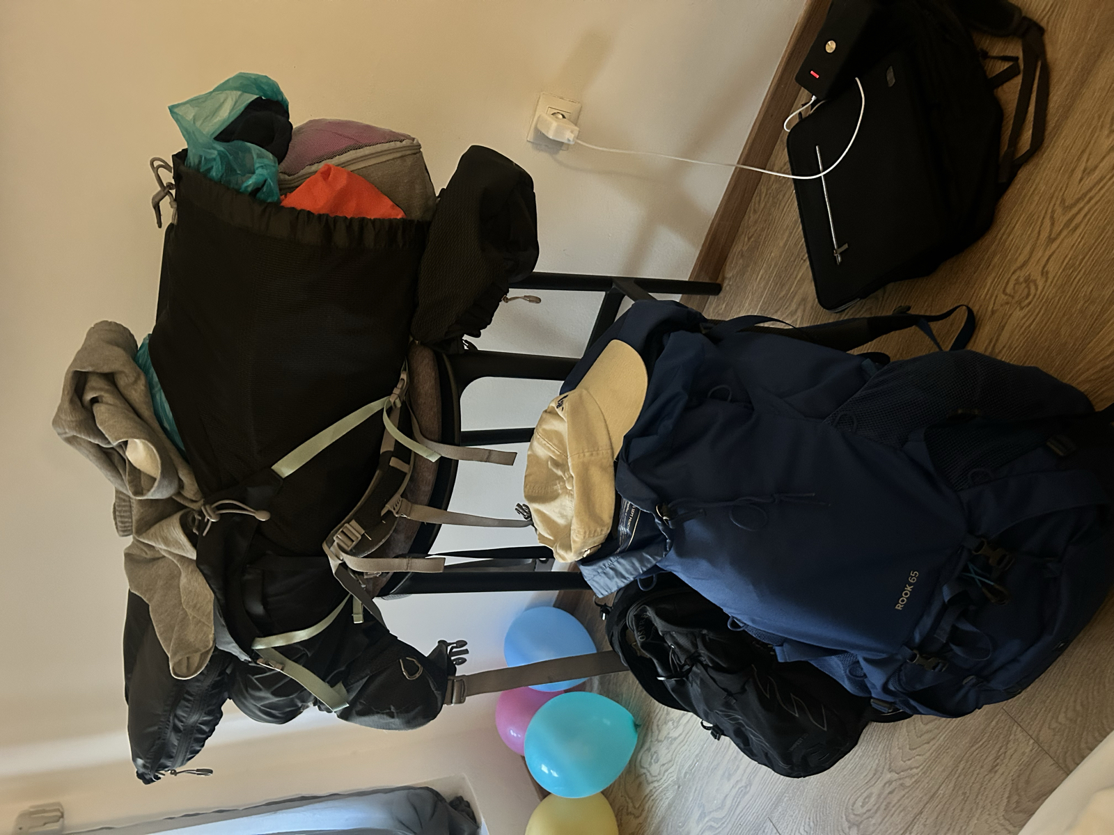 Bonsoir 🙋♀️🙋♂️🙋♀️🙋♂️
Dag 14/15 på tågluffen bestod framförallt av strandhäng. Det blev en frukostmacka on the go och därefter massa läsning. Lajsa tog ner alla testokillars självförtroende när hon hoppade från 5m 😎 På sidlinjen stod en stolt pojkvän som tvingades dokumentera. Hem snabbt för lunch blev det pasta utan pesto då vi hade glömt sätta in den i kylen. Skärrade Emil var tydlig med att den äter han inte 👍🏼 ”Mätta och belåtna” begav vi oss ut igen för lite mer bad. Zadar stad visste att det var vår sista dag så de bjöd på en flygplansshow. Det tackar vi för ✈️ Tillbaka i lägenheten var det dags för sista gången att packa ihop våra backpackryggsäckar. Känns det skönt? Svar: Ja! Ska det bli skönt att inte bo i en ryggsäck? Svar: Ja! Till middag hade Emil hittat en restaurang vid hamnen som Lajsa självklart inte tackade nej till. Det blev en risotto och tryffelpasta, därefter promenad i solnedgång. Nu är vi tillbaka i lägenheten och ska lägga oss 💤 Vårt flyg lyfter 08.50 imorgon. Sov gott på er 🤗 💞